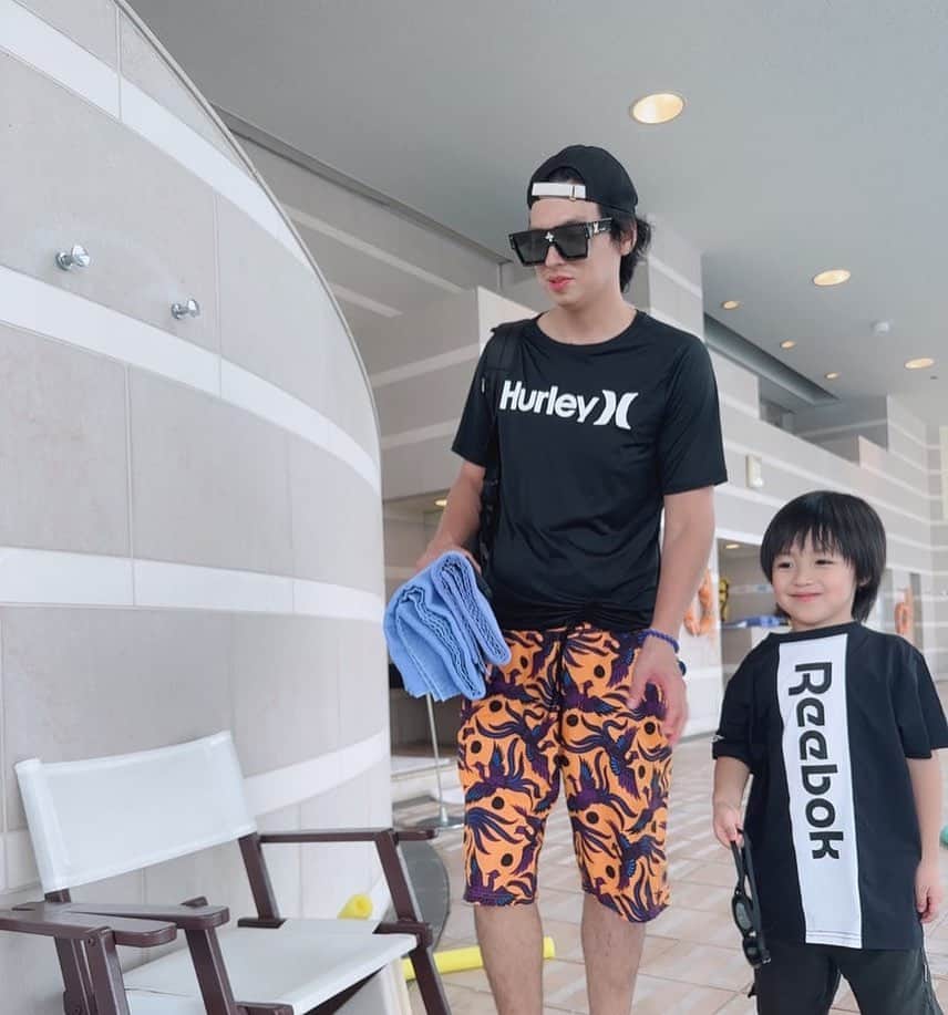 アレクサンダーのインスタグラム：「やっぱプールだよな^_^ 夏は」