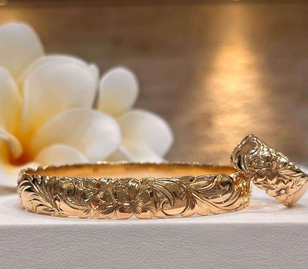 のインスタグラム：「《Shinjuku Takashimaya Hale kuai》  "2Flower&ScrollClosedBangle&Ring "  1ポイントに大小2つのプルメリアがデザインされたシリーズのご紹介です。 エレガントながらゴージャス感が漂います。 セットアップとして着けるのも、おすすめです。  10mm幅にてお選びいただけるデザインとなります。  Bangle  14KGold ¥479,600〜（税込） Ring 14KGold ¥162,800〜（税込）  《タカシマヤカード特別ご優待会開催》 新宿高島屋店では6/30(金)〜7/4(火) にて、 特別ご優待会開催いたします。 期間中、タカシマヤクレジットカードをお持ちの方、また新規ご入会の方にもオーダー品、 お持ち帰り品共に10%OFFにてお求めいただけます。 ぜひ、この機会にご検討くださいませ。  #wailea #ワイレア #ハワイ #ハワイアンジュエリー　#hawaiianjewelry #Shinjuku  #新宿高島屋 #新宿タカシマヤ　#タカシマヤ　#リング #バングル #オーダーメイドジュエリー」