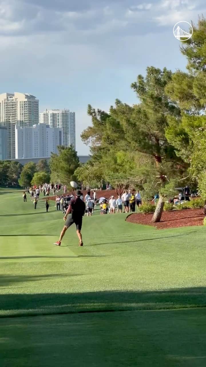 ゴールデンステート・ウォリアーズのインスタグラム：「Just a basketball guy and a football guy playing golf passing a football  @stephencurry30 🏈 @patrickmahomes」