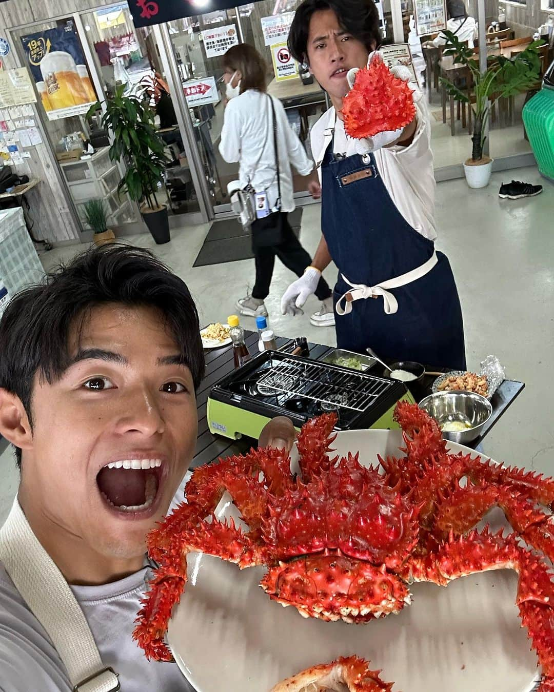 池田航さんのインスタグラム写真 - (池田航Instagram)「先程は生中継ありがとうございます✨️🦀  みんな【花咲ガニ】ってカニじゃないの知ってた！？  花咲ガニは足が6本、爪が2本で計8本なんですが 普通のカニは足が8本と爪が2本の10本なんです😳！🦀  花咲ガニはヤドカリの仲間なんです😍！   #北海道  #場外市場  #花咲ガニ  #毛ガニ  #ズワイガニ  #タラバガニ   今日も素敵な食材と暖かい現地の方達との出会いに感謝💓   次回もお楽しみに☀️  朝お仕事で見られない方に、旅するエプロンTikTokが開設されました！ 【旅するエプロン】でTikTok検索すれば見られます✨️ ぜひフォローよろしくお願いいたします😍  #ZIP #旅するエプロン #スピッツ #Spitz #ZIPファミリー  #水卜麻美 さん  #池田航  @kohcooking   #伊藤楽  @gaku_jh122」6月30日 10時11分 - kohcooking