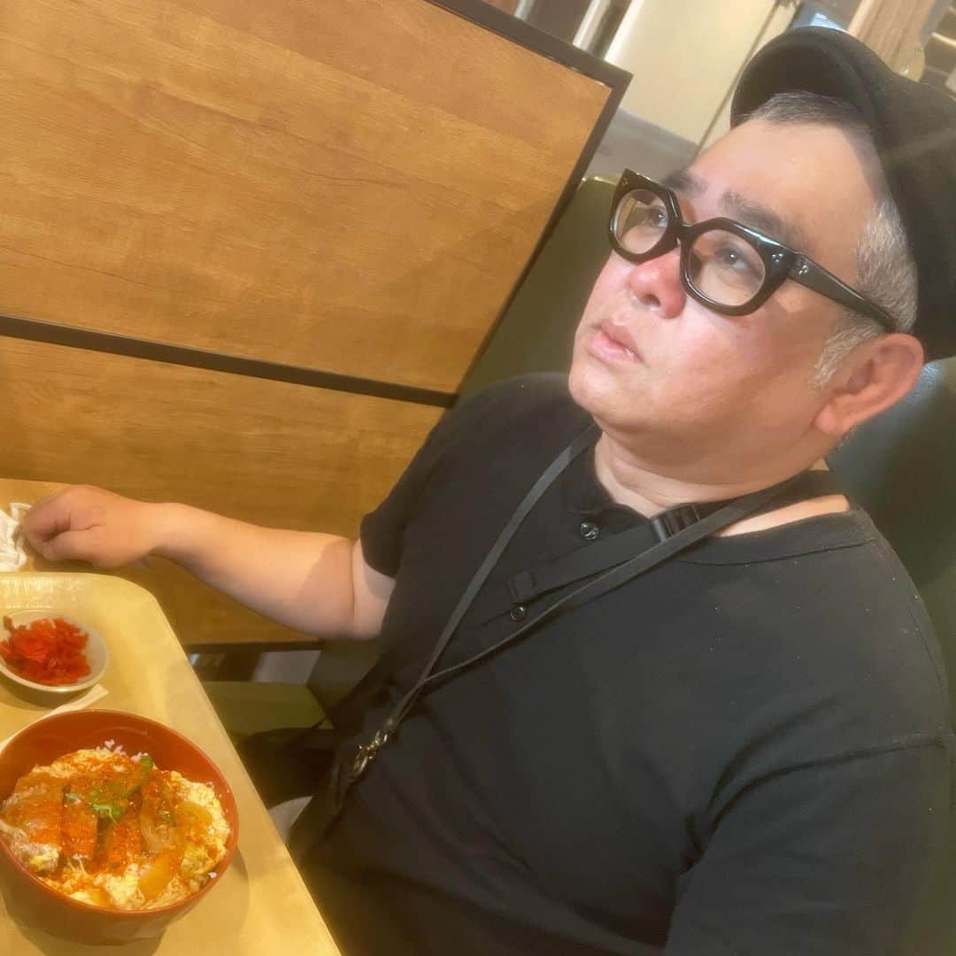 のインスタグラム：「...大樹と . . . ABCの食堂ご飯の記録 カツ丼がめちゃくちゃ美味しくて好きでした！ 一時期ハマってました 大樹と同じぐらい真っ赤にして食べていました！2枚目 radikoアプリで携帯でも聴けます 大樹の記録は　#ヒョドスタグラム　で観てね . . , #abcラジオ #radiko」
