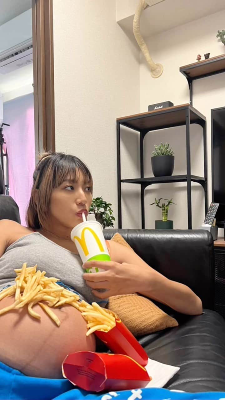 古賀あかねのインスタグラム：「🍔🍟🍝  @norio604   #matanity #matanityphoto #matanitylife #pregnancy #pregnant #pregnant_world #pregnancydiary #pregnancyphoto #33w #33weekspregnant #マタニティフォト #マタニティ #マタニティコーデ」