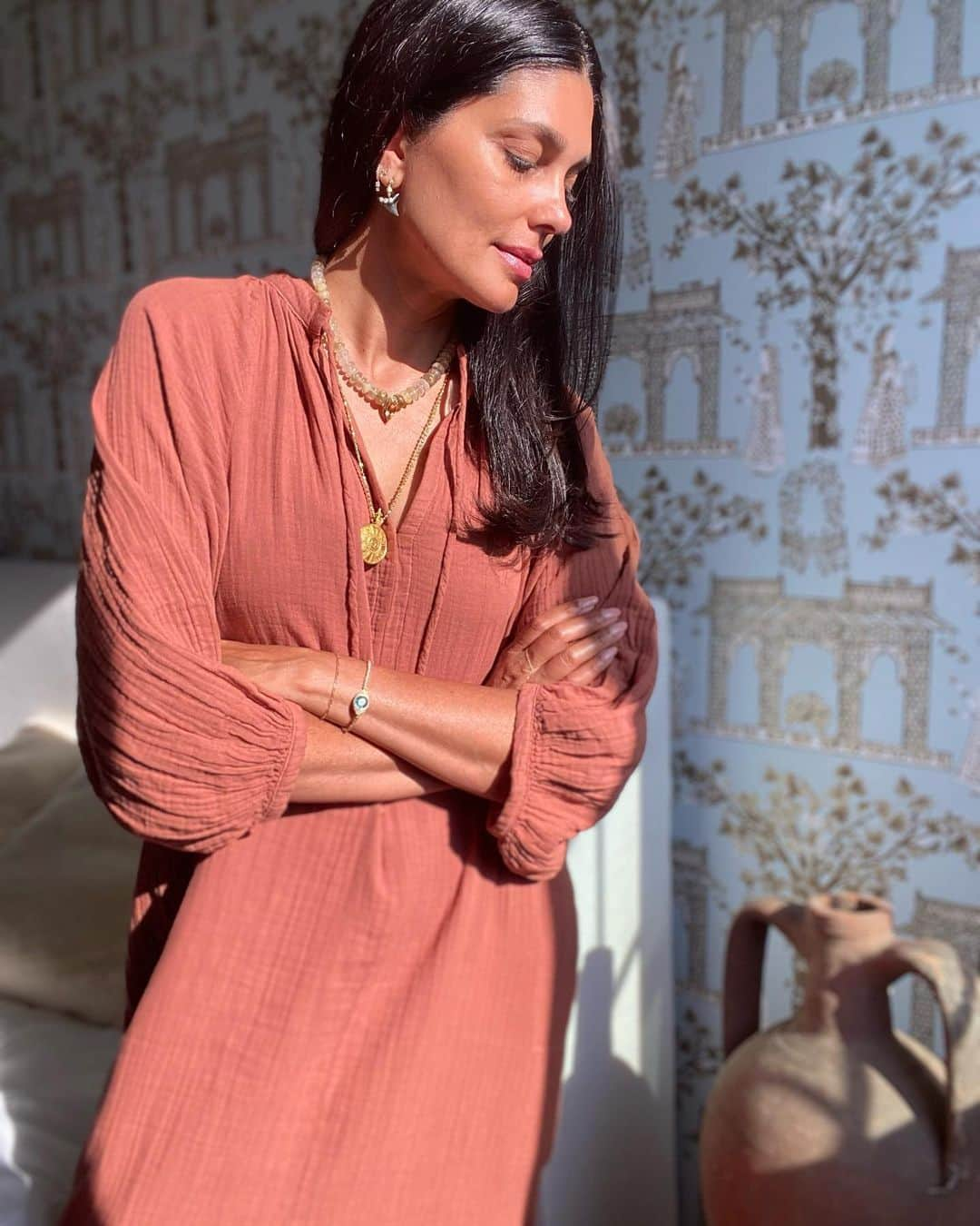 レイチェルロイさんのインスタグラム写真 - (レイチェルロイInstagram)「Sharing soft surfaces & super comfy caftans I recently found. Cut from a gorgeous gauze, full length & long enough for me 🙏🏼 terra-cotta to match the summer sun, my mood, & my pottery. I love it so much I’ll be getting the black soon. Also comes in mid-length. Made by female founder of a sustainable small business that I believe you will feel as good supporting as I do. @ocean_and_main  Sometimes elegance means less of everything 🤍🤍   #RachelRoy #StyleTips #SummerStyle #FemaleFounded #Sustainable #Caftan #Elegance」6月30日 10時17分 - rachel_roy