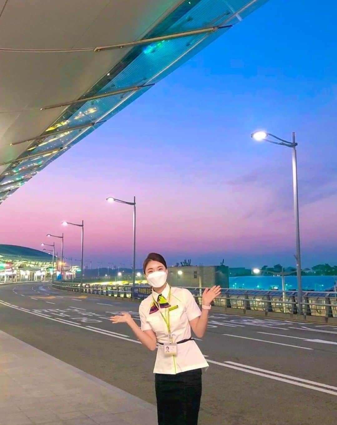 ジンエアーさんのインスタグラム写真 - (ジンエアーInstagram)「📢Good-bye Terminal 1  7월 1일부터 진에어는 인천공항 제2터미널(T2)에서 여행을 시작합니다.   정든 인천공항 제1터미널과의 이별은 아쉽지만, 새로운 보금자리 'T2'에서의 새출발을 기념하며 집들이 이벤트를 준비했어요!    💚T2 이사 기념 집들이 이벤트 💚 🛫 인천발 국제선 최대10% 할인 (왕복 결제시) 🛫 제2터미널 더라운지 이용권(8월 동남아 이용 고객 중 추첨) 🛫 이벤트 공유하면 온누리 상품권 2만원 (최대 50명 추첨) 👉자세한 내용은 진에어 홈페이지에서 확인해 주세요!  진심이 여러분, 그럼 우리 이제 T2에서 만나요! 🙂  - ⚠️출발 전 변경된 터미널 정보를 반드시 확인하여 주세요! ✔6/30 자정 이전 진에어 출도착편 : 제1여객터미널 ✔7/1 00시 이후 진에어 출도착편 : 제2여객터미널  - Starting July 1st, Please be sure to head to Passenger Terminal 2 when boarding Jin Air flights! See you all at our new home 💚  𝗙𝗹𝘆, 𝗯𝗲𝘁𝘁𝗲𝗿 𝗳𝗹𝘆 𝗝𝗶𝗻 𝗔𝗶𝗿  📷by @seulki_l_   #진에어 #JINAIR #인천공항 #INCHEONAIRPORT #T2」6月30日 10時19分 - jinair_lj