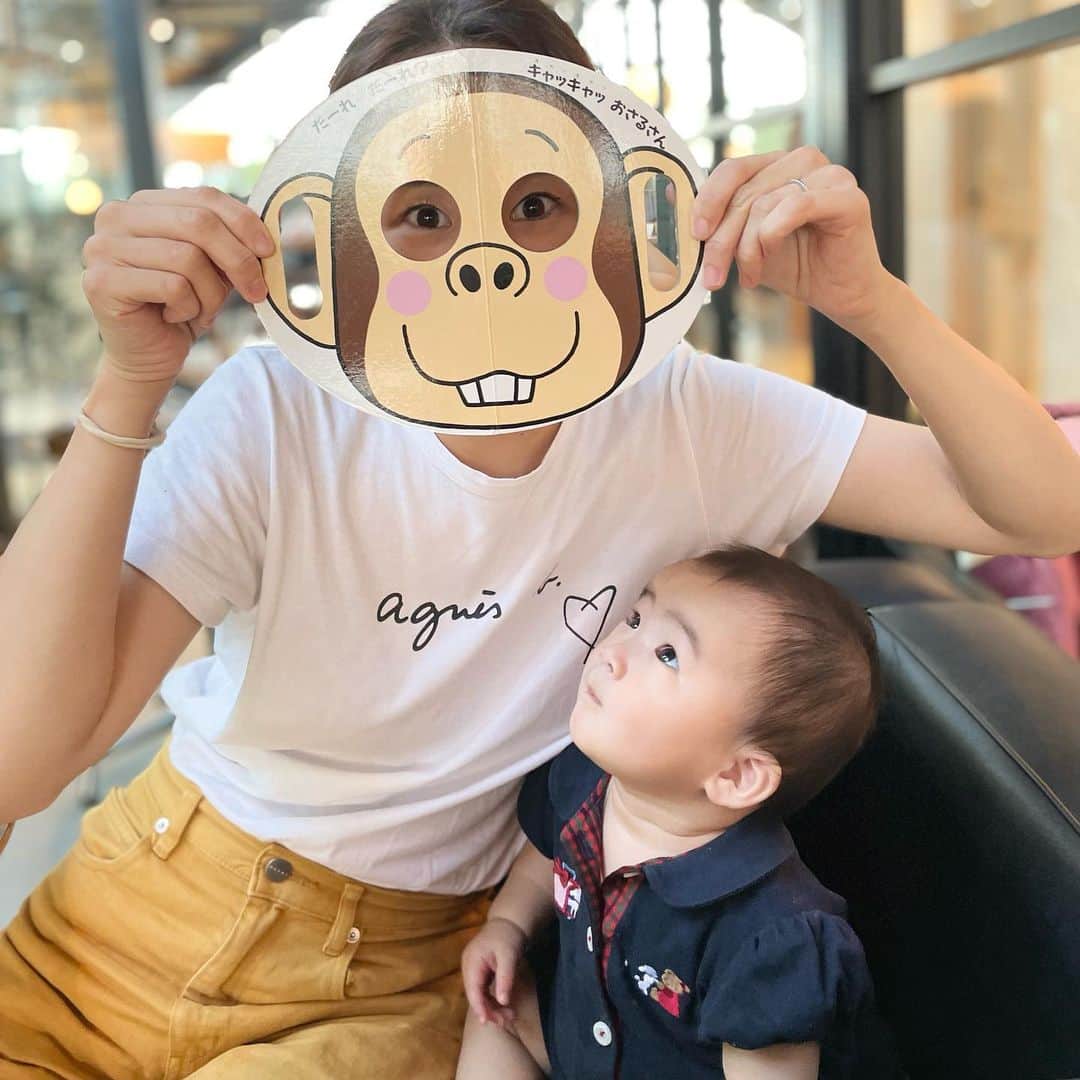 筒井萌子のインスタグラム：「*  　ほたて👶🏻連れてカフェに行くことが 　最近増えたんだけど絵本📚があるのは嬉しい𖦊 　毎日なるべく沢山絵本を読むことを目標としてて 　好きなのかニコニコしたり自分でペラペラしたり 　声を出すことが多くて貴重な絵本時間𐂂  　真面目そうなこと書いてふざけた写真🐒  　┈┈┈┈┈┈┈ ❁ ❁ ❁ ┈┈┈┈┈┈┈┈  　#サイベックス #サイベックスメリオ #baby 　#プレママ #出産準備 #生後3ヶ月 #両親学級　 　#プレママ教室 #baby #令和4年ベビー　 　#第一子 #秋生まれベビー #9月生まれ 　#育児日記 #子育て日記 #令和4年ベビー　 　#出産準備 #出産祝い #親子モデル #赤ちゃんモデル 　#ニューボーンフォト #newbornphotography  　#お食い初め #生後100日 #女の子ベビー 　#離乳食 #離乳食準備 #離乳食準備グッズ 　#お宮参り #お宮参りコーデ #お宮参りフォト」