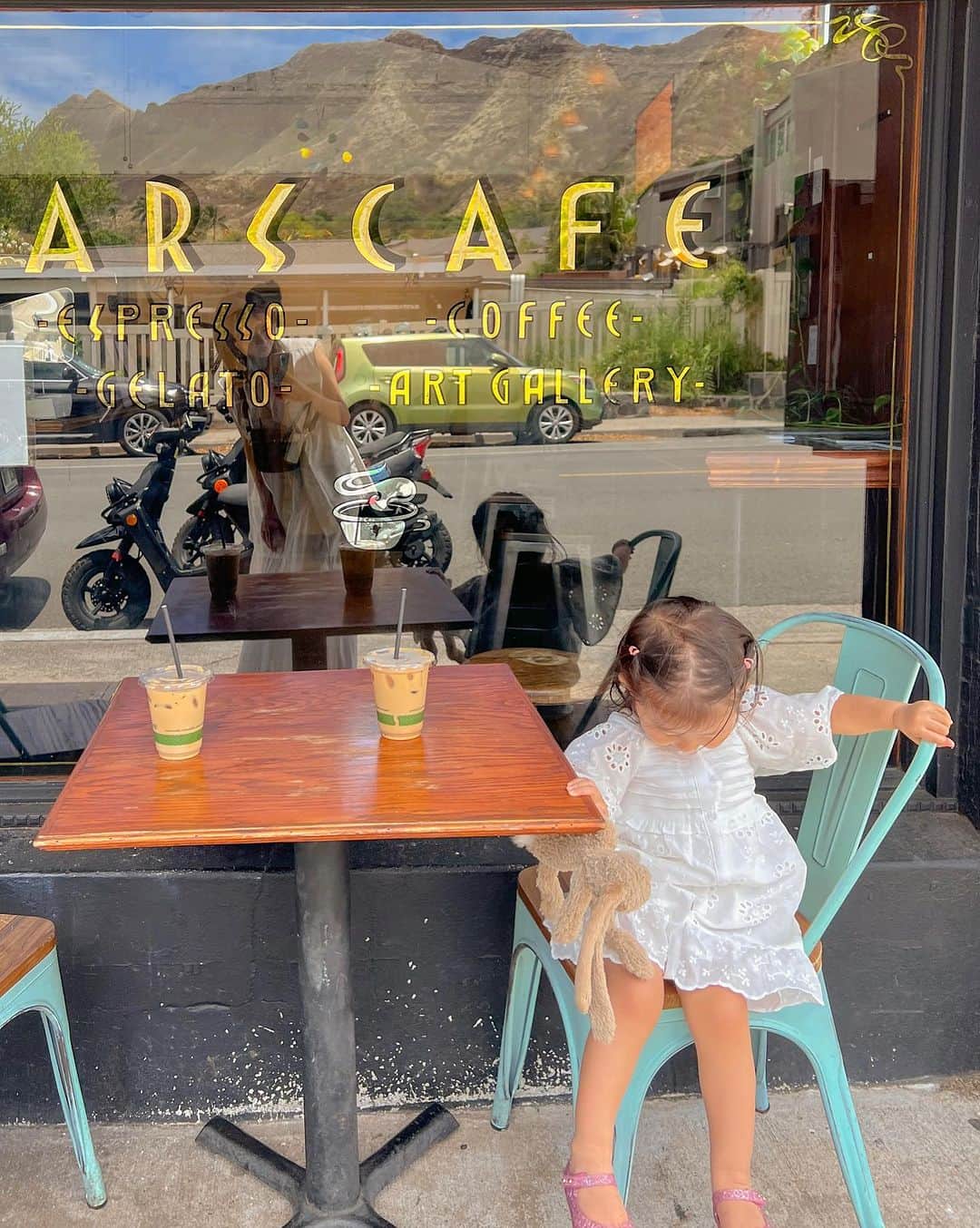 林弓束さんのインスタグラム写真 - (林弓束Instagram)「. ハワイにて🧡 美味しいアイスラテが飲みたくて @ars.cafe へ☕️ コーヒーも美味しくて雰囲気もとっても素敵なギャラリーカフェです✨ . 食事メニューも美味しいらしい🤤 . パイオニアサルーンや cafe Morey'sの並びにあります。 . . . . 📍ARSCAFE 3116 Monsarrat Ave, Honolulu, Hi 96815 月〜土　6:00am-4:00pm 日　7:00am-3:00pm . . . . #ハワイカフェ #arscafe  #女の子ママ  #2020年5月生まれ　#東京 #3歳女の子 #子連れハワイ #ハワイ旅行 #子連れハワイレポ #子連れハワイ旅行 #子連れ旅行 #hawaii #hawaiitrip #東京ママ  #yzktrip」6月30日 10時31分 - hayashiyuzuka