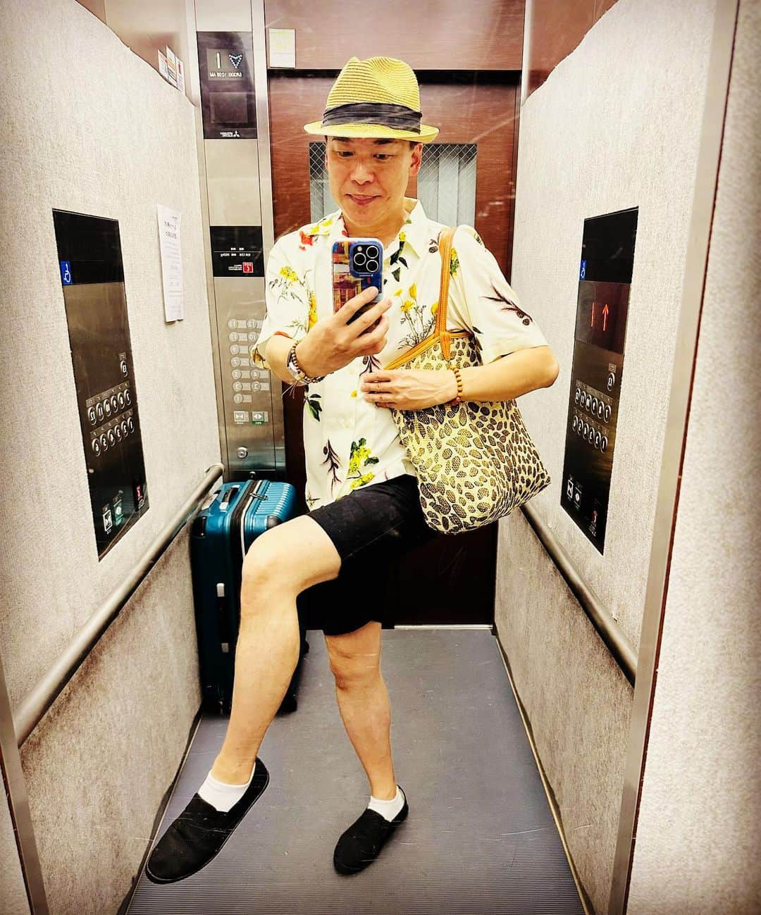 美川憲二さんのインスタグラム写真 - (美川憲二Instagram)「今日の私服でおま😉✌️✨✨✨✨✨✨✨✨ 今日は、麦わら帽子👒コーデ‼️ 夏先取りな麦わら帽子👒にシャツに夏用ヒョウ柄バッグ👜で合わせてみまちた😃💡💡💡  おはようございます☀  今日はこれから　浅草東洋館までお仕事です〜😙🎵🎵✌️  行ってきまーす🚃💨💨 #私服 #ootd  #麦わら帽子コーデ  #夏先取り #夏用ヒョウ柄バッグ #黒短パン #美川憲一 #美川憲二 #ものまね #浅草東洋館 #芸人の聖地  #生のステージ #アフターコロナ #当日券あります  #お越しをお待ちしております  #行ってきます」6月30日 10時23分 - mikawakenji