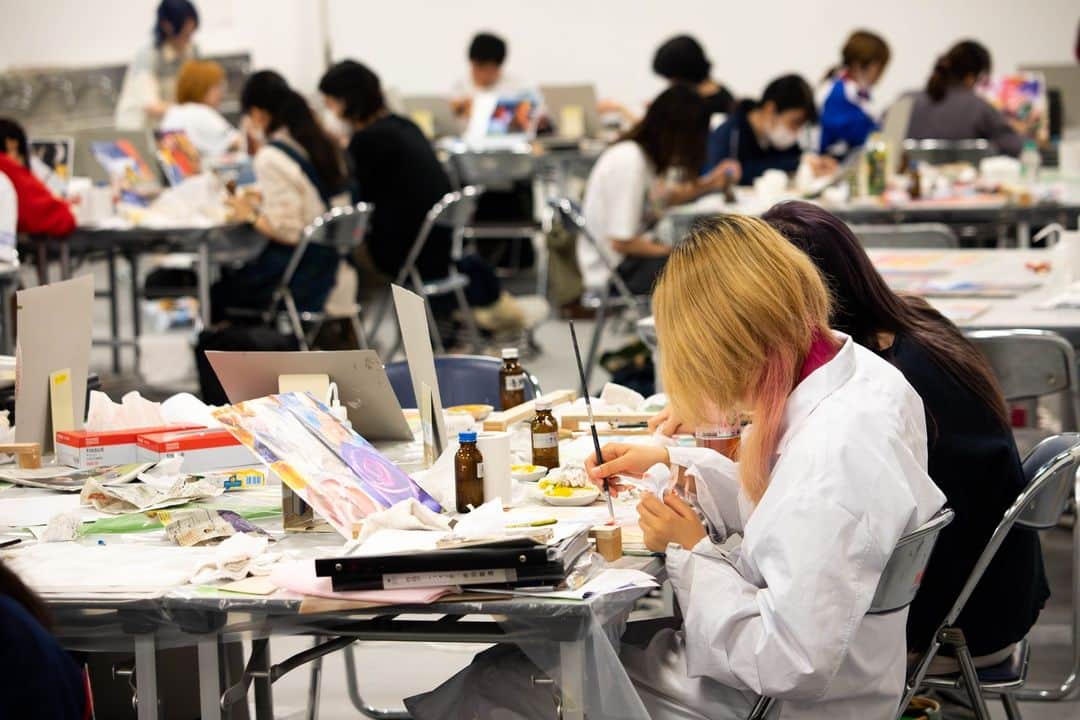 東京造形大学 Tokyo Zokei Universityさんのインスタグラム写真 - (東京造形大学 Tokyo Zokei UniversityInstagram)「_ 「美術演習Ａ」授業の様子  絵画専攻領域1年生の「美術演習Ａ」では、テンペラクラスと版画クラスから１つを選択し、制作を通し様々な素材・技術・道具や材料の扱いなどを学び、幅広い基礎力を育むことを目的としています🎨🖌️  作品は7/15(土)・16(日)に開催のオープンキャンパスにて展示します🖼️ 是非ご覧ください  #東京造形大学 #デザイン #美術 #美大 #絵画 #版画 #展示 #オープンキャンパス #東京 #tokyozokeiuniversity #zokei #design #art #fineart #artuniversity #paintings #exhibition #tokyophotographer」6月30日 10時25分 - tokyo_zokei_univ_official