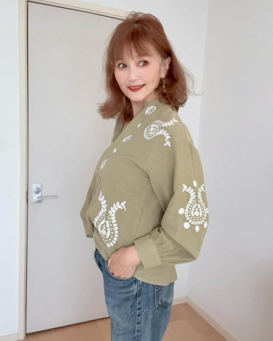 高見恭子さんのインスタグラム写真 - (高見恭子Instagram)「ここにいても、こころはどこにでも旅に出れる  #blouse#folklore #folkloreblouse  #blouseandjeans  #fashion #fashionphoto  #smile #denimlovers」6月30日 10時39分 - takami_kyoko