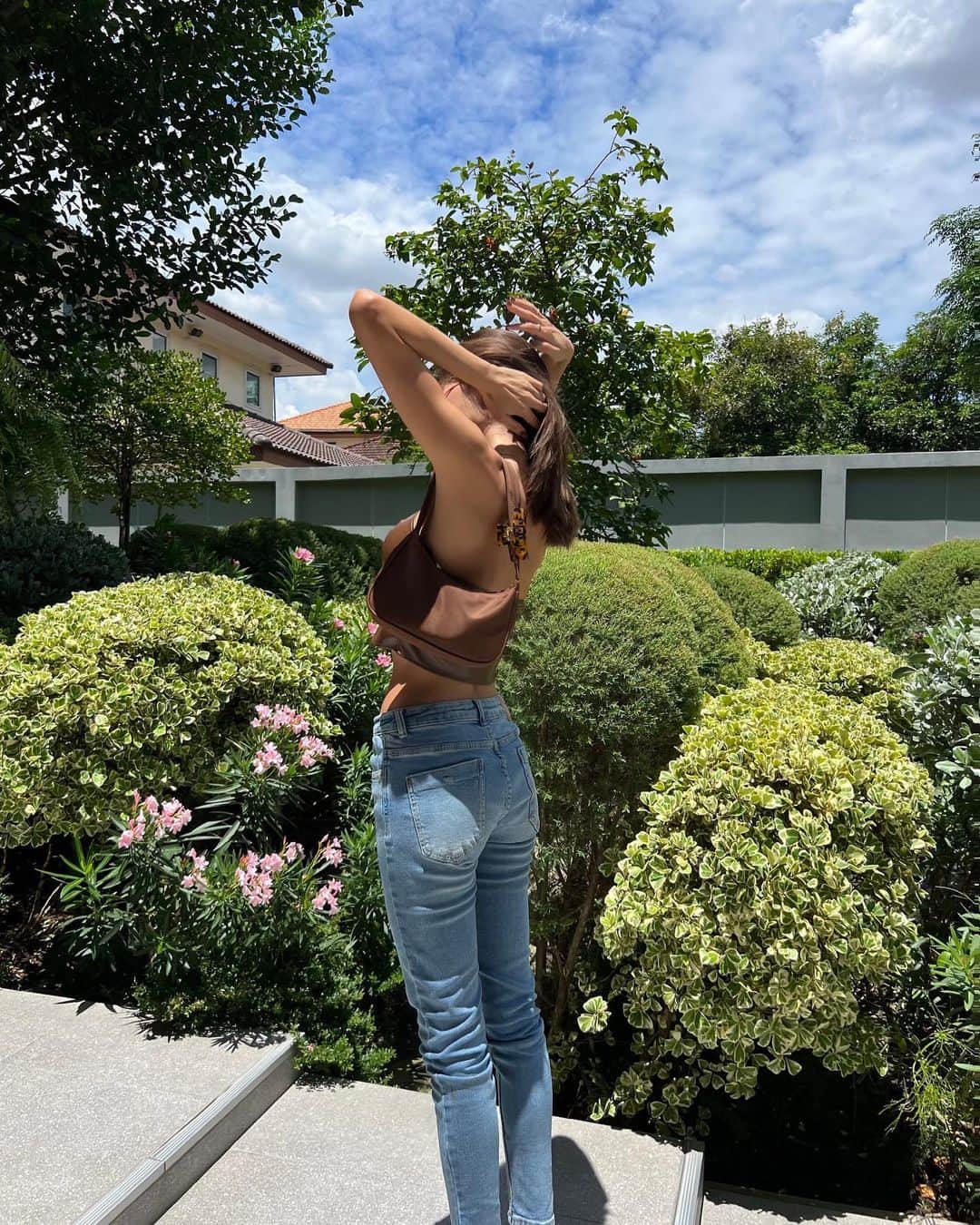 イプシー・キーラティのインスタグラム：「🤎🍃🦋 ~.」