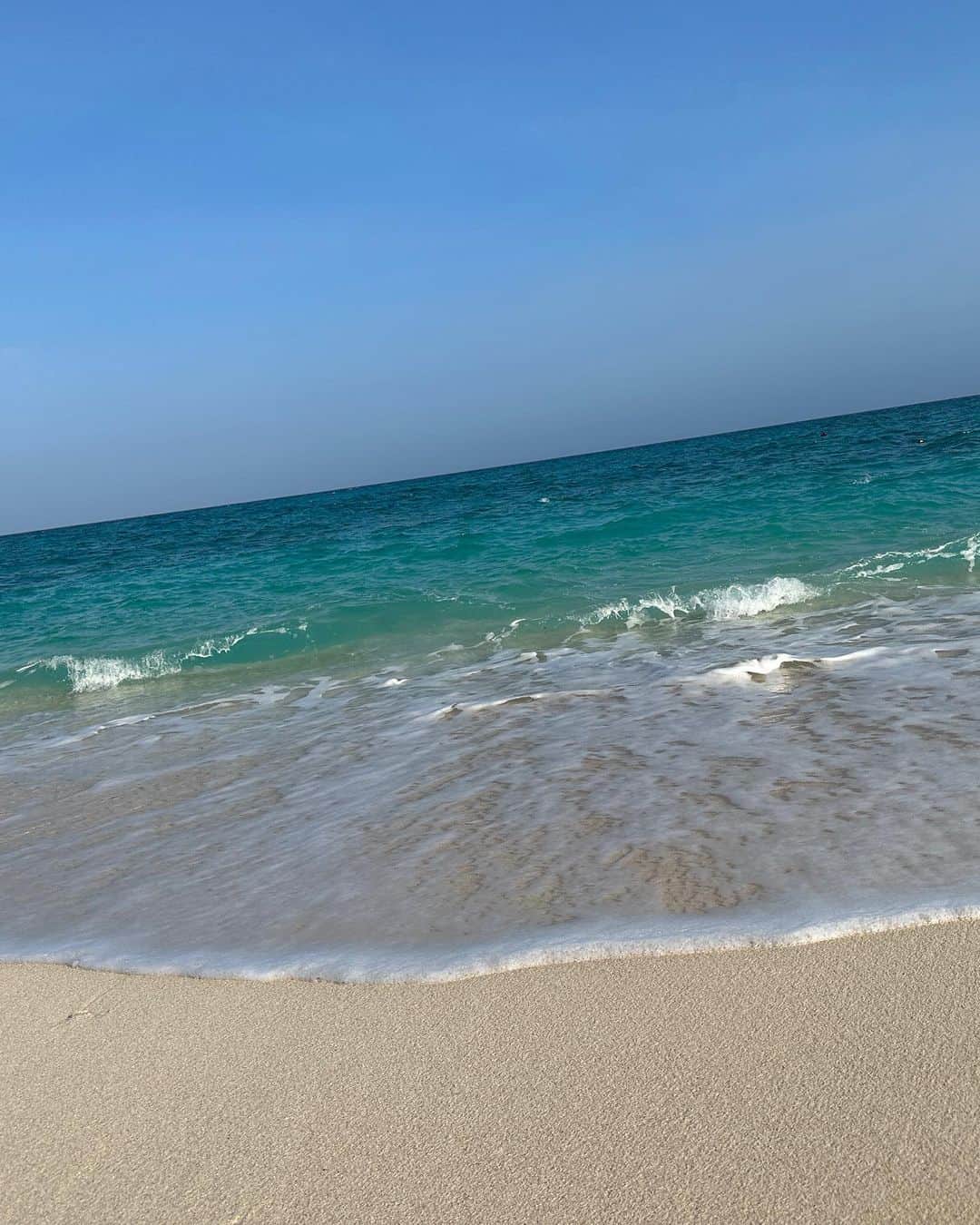 伴杏里さんのインスタグラム写真 - (伴杏里Instagram)「海に癒されて　虹に感動したよ🏖️🐠🪼☀️🌈🍍🩵💙  #beach #doublerainbow  #bluesky #👼」6月30日 10時34分 - anri.ban