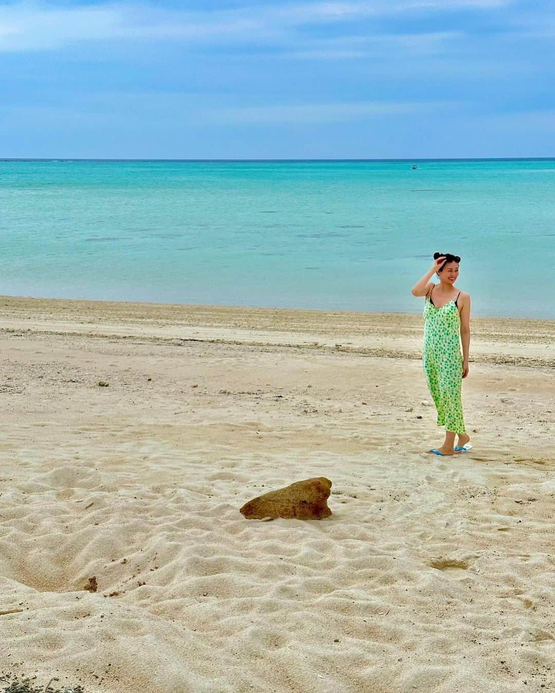 伴杏里のインスタグラム：「海に癒されて　虹に感動したよ🏖️🐠🪼☀️🌈🍍🩵💙  #beach #doublerainbow  #bluesky #👼」