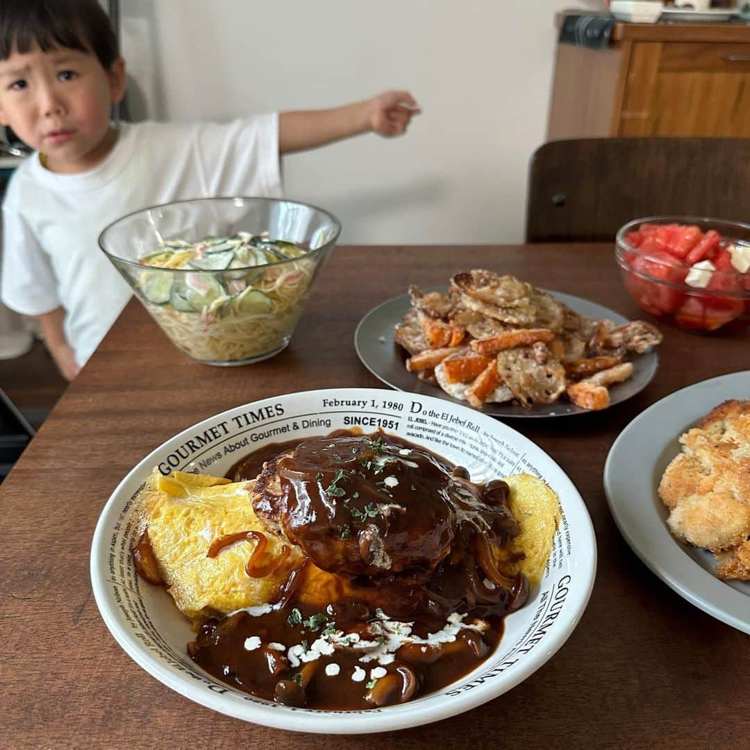 山本ゆりさんのインスタグラム写真 - (山本ゆりInstagram)「6/25は長女アミの12歳の誕生日でした。 ⁡ 誕生日のプレゼントとかの話はめちゃ長くなったんでブログにあげてます。(ストーリーズもしくはプロフィール欄のURL、もしくは「▶︎含み笑いのカフェごはん」検索で飛べますんでもしご興味ある方は読んでもらえたら嬉しいです) ⁡ コメントくださった方、覚えててくださった方ありがとうございました😭 ⁡ アミがめちゃめちゃ喜んで、ありがとうございますーー！！！て伝えといてー！！！て言うてきましたわ。 ⁡ 誕生日ゼリーケーキのレシピだけまた書きますね。 ⁡ -------------------- ⁡ 1枚目…毎度お馴染み楽天で「誕生日 あす楽　バルーン」で検索したもの。毎年買ってる @hanamei.official ってとこのにしたかってんけど頼むのギリギリ過ぎて届かん可能性あったから違うとこの ⁡ 2枚目…誕生日のゼリーケーキ ⁡ 3枚目…紙皿と紙コップ重ねてマスキングテープで留めただけやのに何より喜ばれるやつ。(今回は倒れんように底の紙コップの中に重しで小さい陶器の器いれました) ⁡ 4枚目…眺めるアミ ⁡ 5枚目…アミナミへのおまけプレゼント。全部DAISO ⁡ 6.7枚目…アミナミダイチ ⁡ 8枚目…ご飯よりお菓子食べたいダイチ ⁡ 9枚目…どうぞ ⁡ 10枚目…おめでとう🎊 ⁡ ⁡ #誕生日 #誕生日飾り #12歳 #誕生日ケーキ #誕生日ご飯 #誕生日会 #誕生日パーティー #daiso #ダイソー   ⁡ --------------------余談やけどな-----------  ⁡ 前ブログでも書いたけど、そういえば昭和〜私が子供の頃の時代にあった、親がひたすら大変な「お誕生日会」て無くなりましたよね。 ⁡ クラスから何人か友達選んで(我が家はキャパ的に5人まで) ⁡ 「6月25日11時からたんじょうびかいをやります。ごはんは食べないできてください。 ⁡ いく　いかない　 ⁡ 丸してね‼️」 ⁡ とか招待状書いて、1000円くらいでプレゼント用意して(鉛筆、ノート、分解できる消しゴム、レターセット、メモ帳、匂い玉、星砂あたりが定番)ご飯とお菓子食べて、王様みたいに1人ずつのプレゼント開けていって、最後にお返しプレゼント渡して終わるやつ。  我が家はりんご半分に切ったのアルミホイルに巻いてお皿に置いて、うずら卵とかプチトマトとかミートボールとかきゅうりを竹串に刺したもんをそのりんごに刺していくやつ定番で毎年楽しみやったわ…  マクドナルドの誕生日会サービス利用してる家もありました。ケーキ食べて帰りに風船もらえるやつ🎈(ゲームして負けて罰ゲームで尻字させられたの覚えてる。当時なにかといえば尻字してたわ) ⁡ 子供の頃は楽しかったし、お刺身のマグロとかマネケンのワッフルとかクレープとか初めて食べたの大体友達の誕生日会で今だに覚えてるけど ⁡ 大人になると無くなって良かったー！とホッとしてます。無くしてくれた世代ありがとう！！」6月30日 10時35分 - yamamoto0507