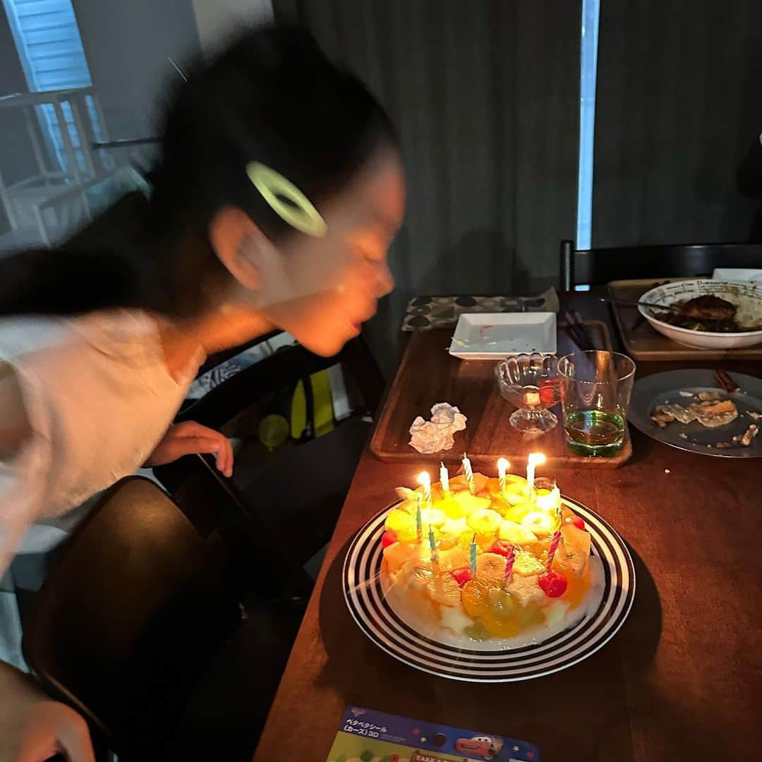 山本ゆりさんのインスタグラム写真 - (山本ゆりInstagram)「6/25は長女アミの12歳の誕生日でした。 ⁡ 誕生日のプレゼントとかの話はめちゃ長くなったんでブログにあげてます。(ストーリーズもしくはプロフィール欄のURL、もしくは「▶︎含み笑いのカフェごはん」検索で飛べますんでもしご興味ある方は読んでもらえたら嬉しいです) ⁡ コメントくださった方、覚えててくださった方ありがとうございました😭 ⁡ アミがめちゃめちゃ喜んで、ありがとうございますーー！！！て伝えといてー！！！て言うてきましたわ。 ⁡ 誕生日ゼリーケーキのレシピだけまた書きますね。 ⁡ -------------------- ⁡ 1枚目…毎度お馴染み楽天で「誕生日 あす楽　バルーン」で検索したもの。毎年買ってる @hanamei.official ってとこのにしたかってんけど頼むのギリギリ過ぎて届かん可能性あったから違うとこの ⁡ 2枚目…誕生日のゼリーケーキ ⁡ 3枚目…紙皿と紙コップ重ねてマスキングテープで留めただけやのに何より喜ばれるやつ。(今回は倒れんように底の紙コップの中に重しで小さい陶器の器いれました) ⁡ 4枚目…眺めるアミ ⁡ 5枚目…アミナミへのおまけプレゼント。全部DAISO ⁡ 6.7枚目…アミナミダイチ ⁡ 8枚目…ご飯よりお菓子食べたいダイチ ⁡ 9枚目…どうぞ ⁡ 10枚目…おめでとう🎊 ⁡ ⁡ #誕生日 #誕生日飾り #12歳 #誕生日ケーキ #誕生日ご飯 #誕生日会 #誕生日パーティー #daiso #ダイソー   ⁡ --------------------余談やけどな-----------  ⁡ 前ブログでも書いたけど、そういえば昭和〜私が子供の頃の時代にあった、親がひたすら大変な「お誕生日会」て無くなりましたよね。 ⁡ クラスから何人か友達選んで(我が家はキャパ的に5人まで) ⁡ 「6月25日11時からたんじょうびかいをやります。ごはんは食べないできてください。 ⁡ いく　いかない　 ⁡ 丸してね‼️」 ⁡ とか招待状書いて、1000円くらいでプレゼント用意して(鉛筆、ノート、分解できる消しゴム、レターセット、メモ帳、匂い玉、星砂あたりが定番)ご飯とお菓子食べて、王様みたいに1人ずつのプレゼント開けていって、最後にお返しプレゼント渡して終わるやつ。  我が家はりんご半分に切ったのアルミホイルに巻いてお皿に置いて、うずら卵とかプチトマトとかミートボールとかきゅうりを竹串に刺したもんをそのりんごに刺していくやつ定番で毎年楽しみやったわ…  マクドナルドの誕生日会サービス利用してる家もありました。ケーキ食べて帰りに風船もらえるやつ🎈(ゲームして負けて罰ゲームで尻字させられたの覚えてる。当時なにかといえば尻字してたわ) ⁡ 子供の頃は楽しかったし、お刺身のマグロとかマネケンのワッフルとかクレープとか初めて食べたの大体友達の誕生日会で今だに覚えてるけど ⁡ 大人になると無くなって良かったー！とホッとしてます。無くしてくれた世代ありがとう！！」6月30日 10時35分 - yamamoto0507