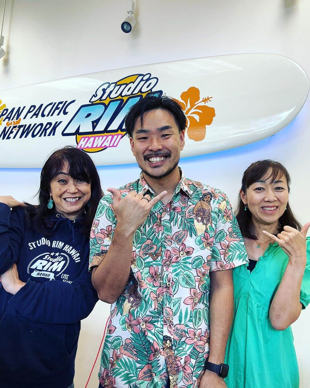 飯島寛子のインスタグラム：「North Shore Haleiwa 特派員、 Takutoさん、久々登場。J-visa で、ハレイワのMatsumoto Shave Ice ご勤務。  ハワイ移住後、グリーンカード当選し、諸々、書類手続き、アメリカ大使館での面接もオールクリア。Welcome to USA おめでとう🎊ございます❤️  #ハレイワ在住 #オアフ島 #ノースショア #特派員 #ハワイ暮らし #ハワイライフスタイル #ラジオ番組 #おかえり   IG コラボ、ひーちゃんとしてみた❤️」