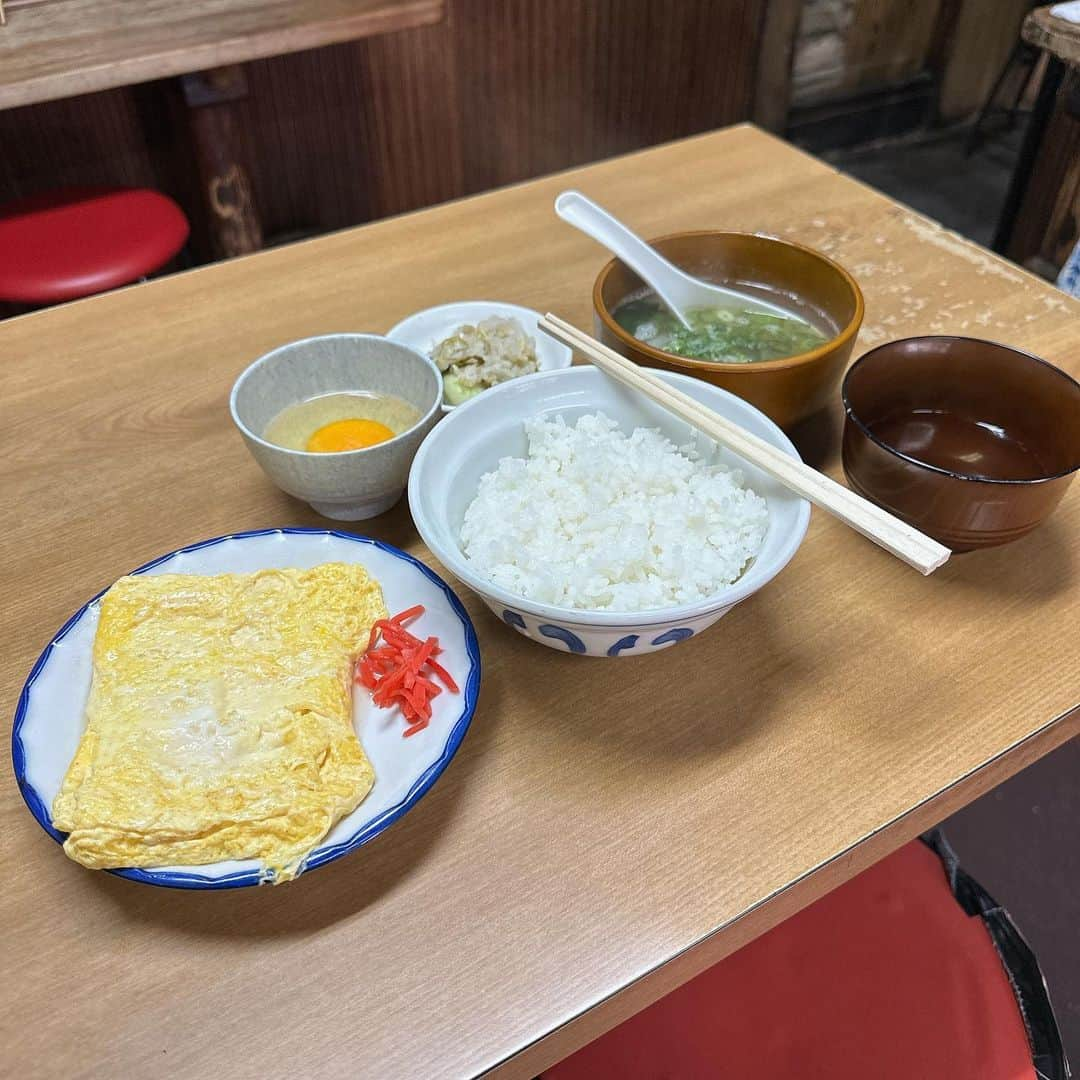 休日課長さんのインスタグラム写真 - (休日課長Instagram)「朝ごはん。玉子焼き定食と肉吸い。玉子焼き美味かったなぁ。ごちそうさまでした！ #大阪 #南船場 #ひとり #朝ごはん #玉子焼き定食 #肉吸い」6月30日 10時57分 - kyujitsu_kacho