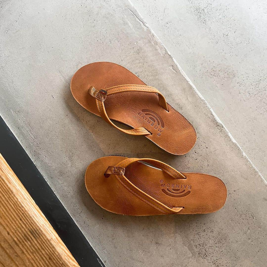 千波さんのインスタグラム写真 - (千波Instagram)「🆕rainbow sandals レザーサンダル。  可愛い人に教えてもらって🫶 レインボーとロンハーマンの コラボのやつを買ったと思っていたら 普通のレインボーだった。😶🌈  でも、とっても可愛いくて 革だから洋服にも合わせやすいです🫶 リゾート系ワンピが着たくなる🩴  鼻緒の耐久性がよく、 足裏のアーチに自然にフィットし、体重の負荷を分散させバランスを保つことができる設計で、 一枚一枚手作業で切り出されている👏✨ 履き心地が良いー！！👣♡ こちらも最近お気に入りの オススメサンダルです🌈  夏たのしーーっ！🩴👗🏝️🐠  @rainbowsandals  @ronhermanstore   #rainbowsandals  #ronherman  #レザーサンダル」6月30日 10時51分 - chinami19880612