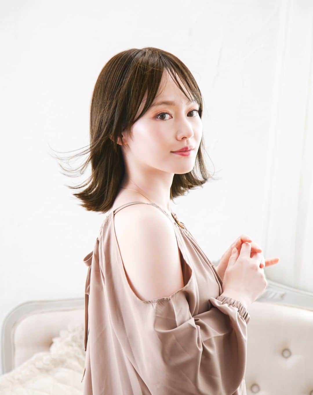のインスタグラム：「大人気沸騰中の新作帽子ウィッグ-Relax-「外ハネボブ」 一番人気のTDBカラー🌰  肌なじみがよく、落ち着いたダークブラウンでシーンを選びません。 現在こちらのカラーは完売中なので、公式サイトの「入荷お知らせメール」を設定のうえ、もうしばらくお待ちください✨  軽やかなワンカールの外ハネがこだわりポイント♡ GETされた方はぜひ、タグ付けして感想を聞かせてくださいね👂🎵  #prisila#wig#prisilawig#プリシラ#ウィッグ#プリシラウィッグ#外はね#外ハネ#外ハネボブ#外はねボブ#ボブヘア#ボブ#ボブ女子#ボブアレンジ#帽子ウィッグ#医療用ウィッグ#帽子をかぶるみたいにウィッグをかぶる」