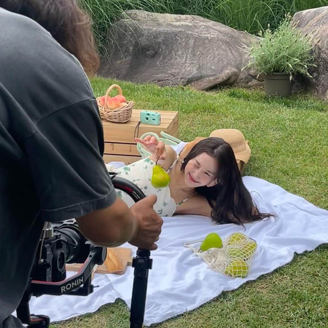 チャン・ヒリョンのインスタグラム：「저칼로리 와인, 디아블로 비라이트 소비뇽블과 함께하게되었어요🤍  #광고 #디아블로 #디아블로비라이트소비뇽블랑 #여름와인  #저칼로리  *경고문구: 지나친 음주는 뇌졸중, 기억력 손상이나 치매를 유발합니다. 임신 중 음주는 기형아 출생 위험을 높입니다.」