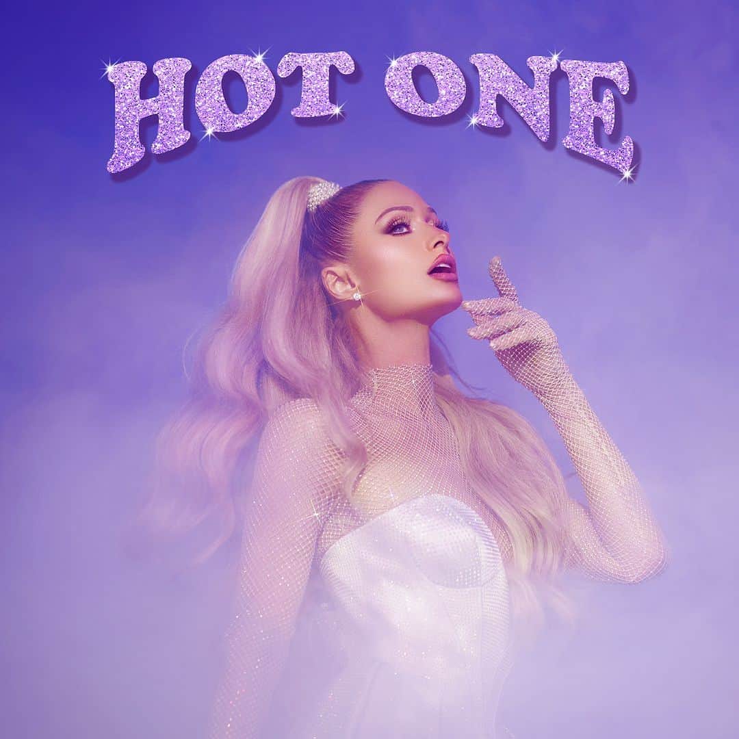 パリス・ヒルトンのインスタグラム：「My HOTTEST song yet! “Hot One” is out at midnight on all streaming platforms! 🔥💖✨ #HotOne #ThatsHot」