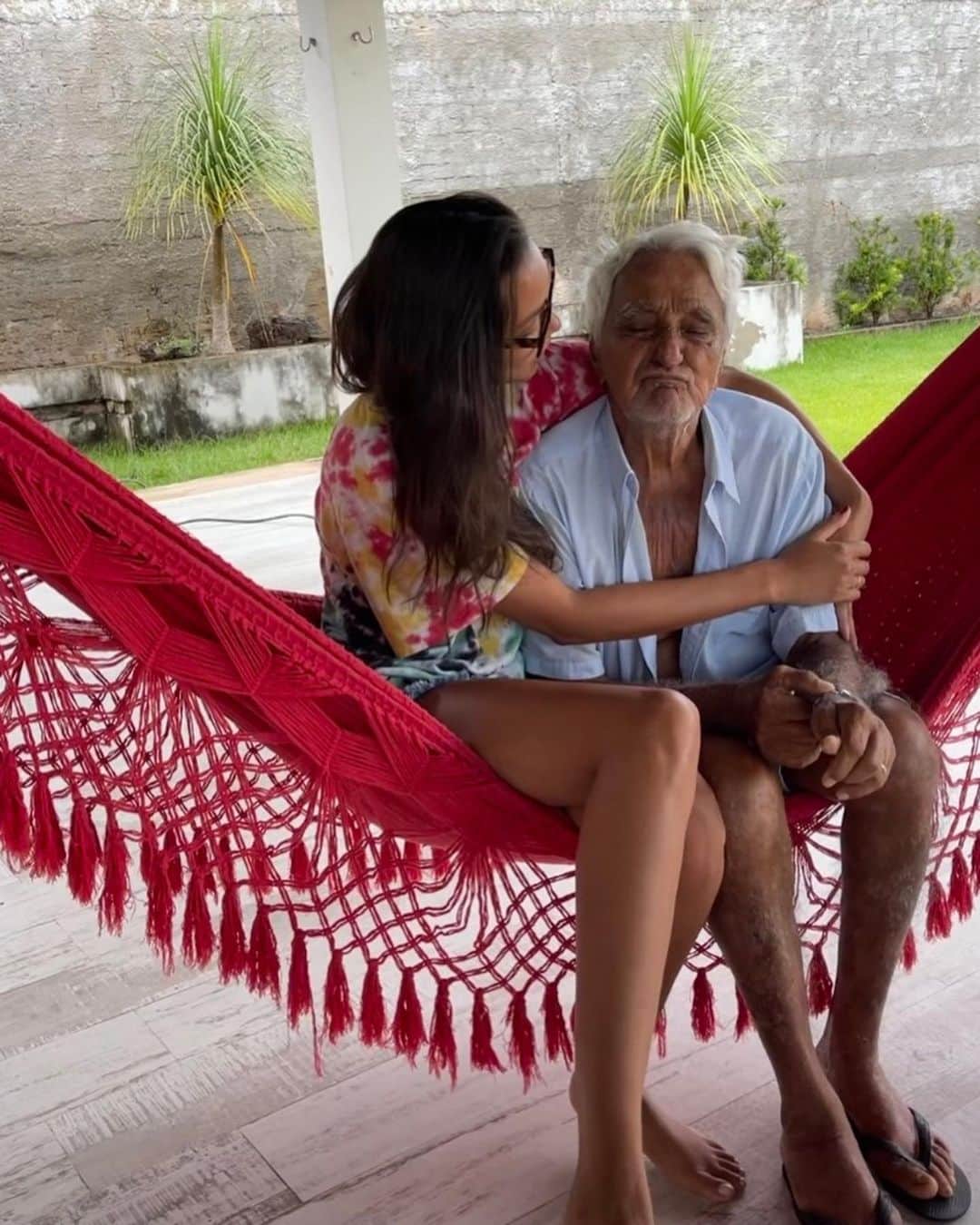 のインスタグラム：「As últimas 48 horas foram difíceis. Nunca havia perdido alguém tão próximo. Meu avorrai, avô e pai, seu Pereira. Estou entalada tentando escrever mas não consigo, o peito apertado, a respiração rasa. Quero lembrar do senhor como sempre foi, forte, determinado, alegre. Essa é a imagem que fica na minha cabeça, o senhor em cima do cavalo, lá no interior, o que trazia melancia e piaba na garupa da bicicleta pq sabia que a gente amava, nosso vaqueiro que adorava ouvir Luiz Gonzaga. Nunca esquecerei de seus ensinamentos, sua fé inabalável, sua alegria de viver e seu jeito sempre aventureiro que herdei com muito orgulho. Homi duro! Bença vô??? Descanse em paz meu vei, você se foi mas só ficou a saudade e as melhores memórias que já tive, porque no fim de tudo, isso que importa, da vida não levamos nada, o que vale são nossas experiências e lembranças. Te amo vô 🕊️ vá em paz 🤍 R.I.P #grandpa ✨」