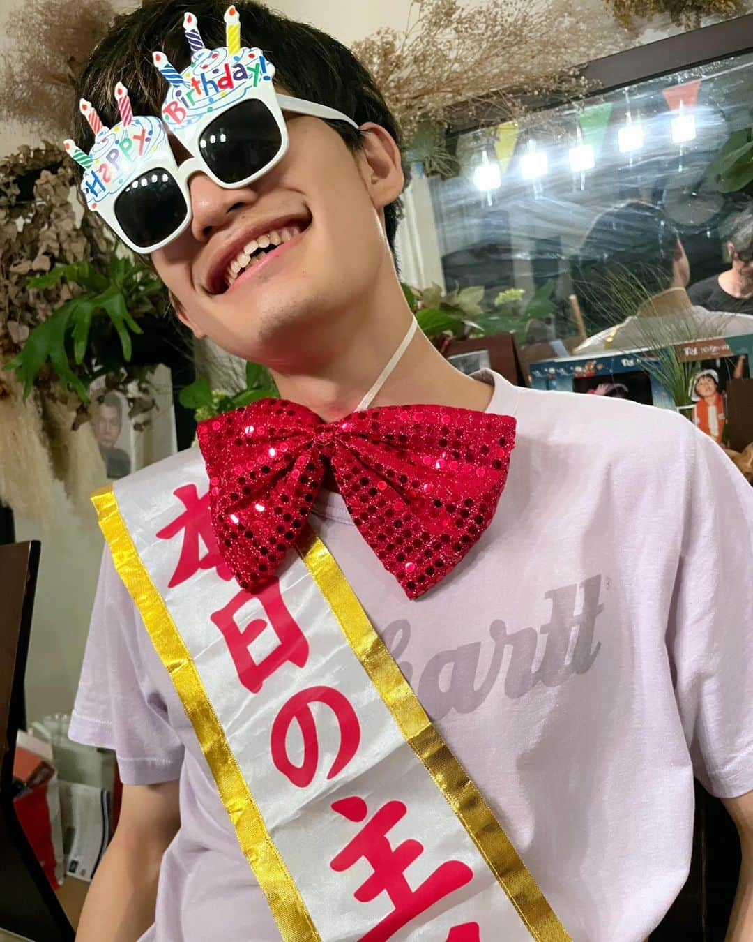 奥山佳恵さんのインスタグラム写真 - (奥山佳恵Instagram)「・ あっという間に21年  2023年6月1日は長男の誕生日 私が初めてお母さんになれた日  ケンカすることもあるけれど 笑い合ってることの方が多い  こんなテキトーでポンコツな母さんのもとに やってきてくれた勇気に感謝  キミとだからやってこられた 家族になれたと今では思う！  動画の誕生日カードは私のさらに上をいく 母さんの母さんから  最後の写真は、リクエストされた回転寿司で 積み重ねられた皿を前に絶望的な顔のパンジー  たくさん食べて大きくなって 身長もかるがる10センチも 抜かされちゃった  あんなに小さかったのに 大きくなったらあっという間  #生まれてきてくれてありがとう #6月1日 #お誕生日 #6月の最終日に ・」6月30日 11時09分 - okuyama_yoshie