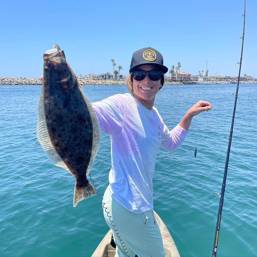 コートニー・コンローグのインスタグラム：「Epic day on the water always learning in the sea ! This wasn’t a keeper so put the lil one back so they could grow ☺️」