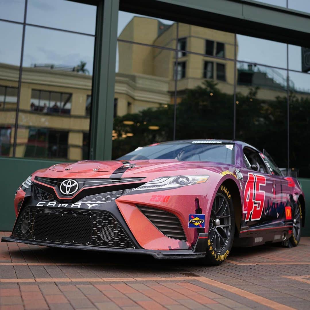 シカゴ・カブスさんのインスタグラム写真 - (シカゴ・カブスInstagram)「NASCAR takes over Wrigley Field!」6月30日 11時13分 - cubs