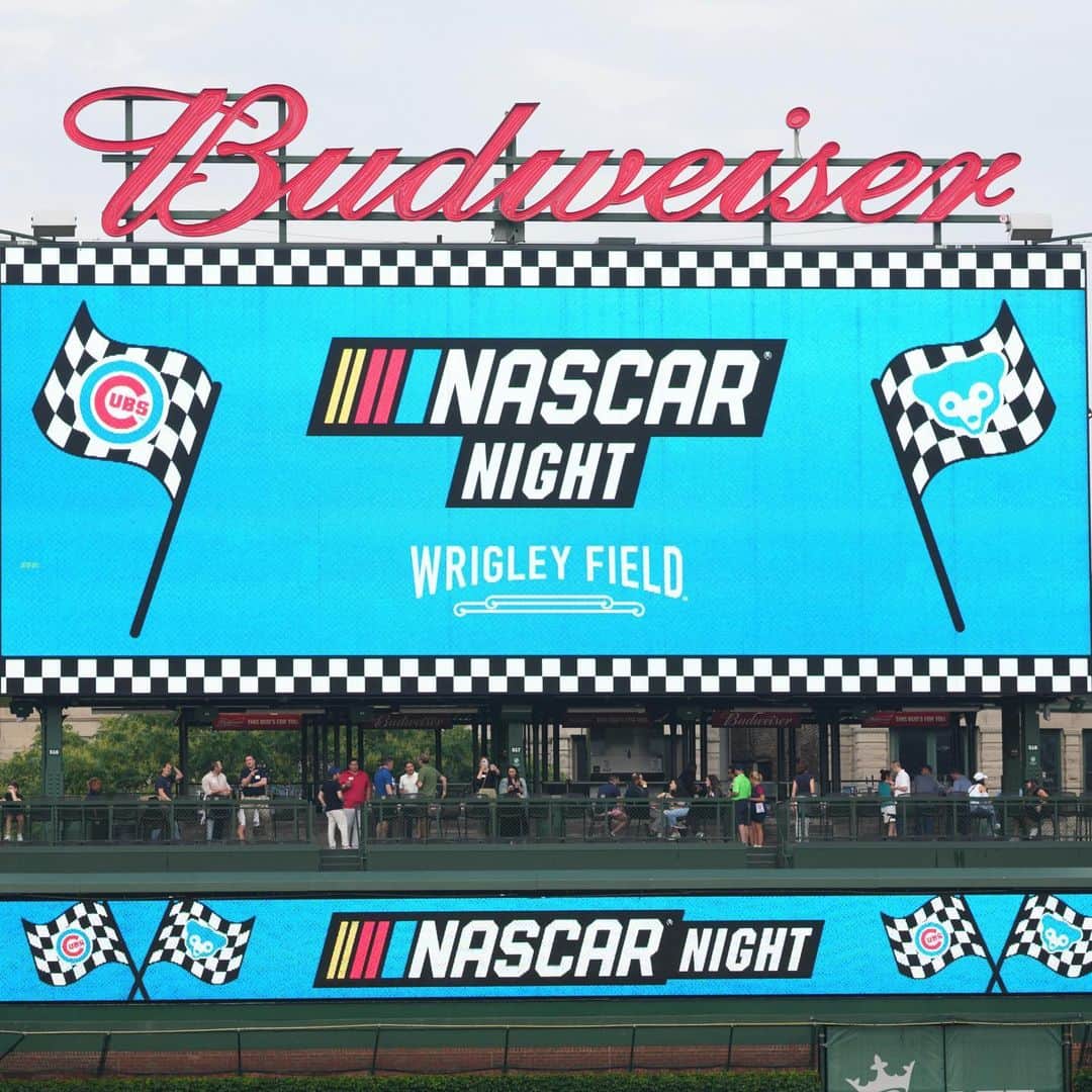 シカゴ・カブスさんのインスタグラム写真 - (シカゴ・カブスInstagram)「NASCAR takes over Wrigley Field!」6月30日 11時13分 - cubs