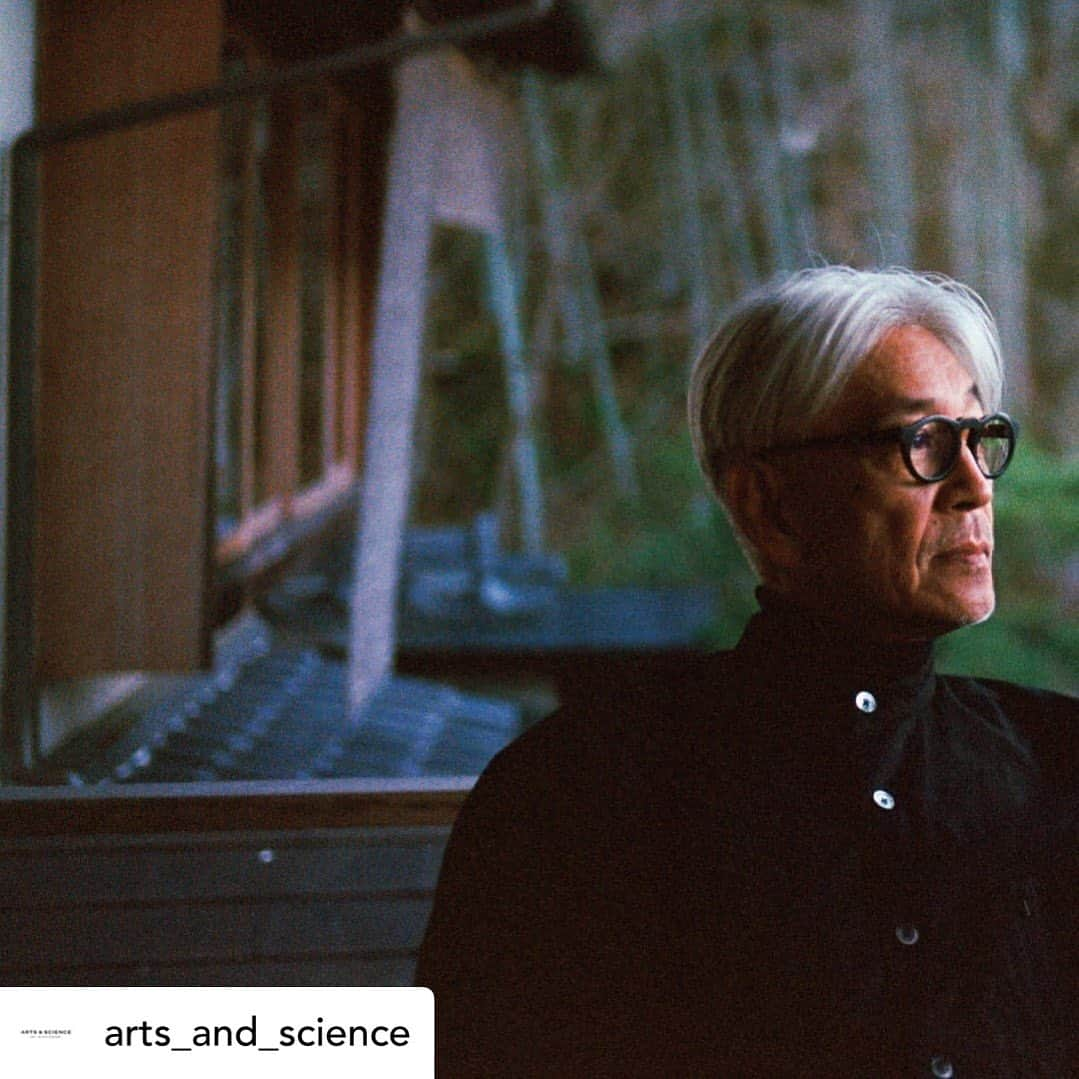 坂本龍一のインスタグラム：「re-post • @arts_and_science ・ “Remembering Ryuichi Sakamoto” A PLAYLIST for ARTS&SCIENCE by RYUICHI SAKAMOTO  Ryuichi Sakamoto, who passed away this year on March 28, left a playlist selected for ARTS&SCIENCE. This playlist is very important to all of us at ARTS&SCIENCE. It reminds us of the close relationship we had with him before he passed away. In memory of Ryuichi Sakamoto we are making the special playlist public. Starting June 29th, you can listen to the “Ryuichi Sakamoto ‘ARTS&SCIENCE’” playlist on Spotify. We hope you enjoy the music selected by “Kyojyu” (Sakamoto’s nick-name, meaning professor in Japanese).      “As we age, we lean towards clothes that are comfortable and easy to wear, while still being stylish. Like Steve Jobs, I've found myself wanting to wear the same thing every day. For the past fifteen years, I've had a fondness for shirts from ARTS&SCIENCE. It's safe to say I wear almost nothing else. I'm particularly fond of their stand-collar shirts. I wonder how many I own…  Sonya, who leads ARTS&SCIENCE, approached me with a request: “Could you create a playlist for our shop's background music?” Delighted, I immediately replied with a “Of course” via LINE.  I didn’t want to get in the way of the shapes and colors of the clothing and accessories. It shouldn’t feel too cold or too stiff. It shouldn’t get in the way of those who worked at the shop.  When I make playlists, I usually leave out my own songs (it makes me uncomfortable), but Sonya insisted I include some. A bit reluctant, I selected a few. ARTS&SCIENCE has a substantial number of ardent fans, so I'm slightly anxious about whether they'll appreciate this playlist.”  —— Ryuichi Sakamoto (Musician/Artist)     @skmtgram  @arts_and_science  For more details, tap the link in our bio.  Photo by Neo Sora (c)2020 Kab Inc.  #坂本龍一 #ryuichisakamoto #artsandscience」