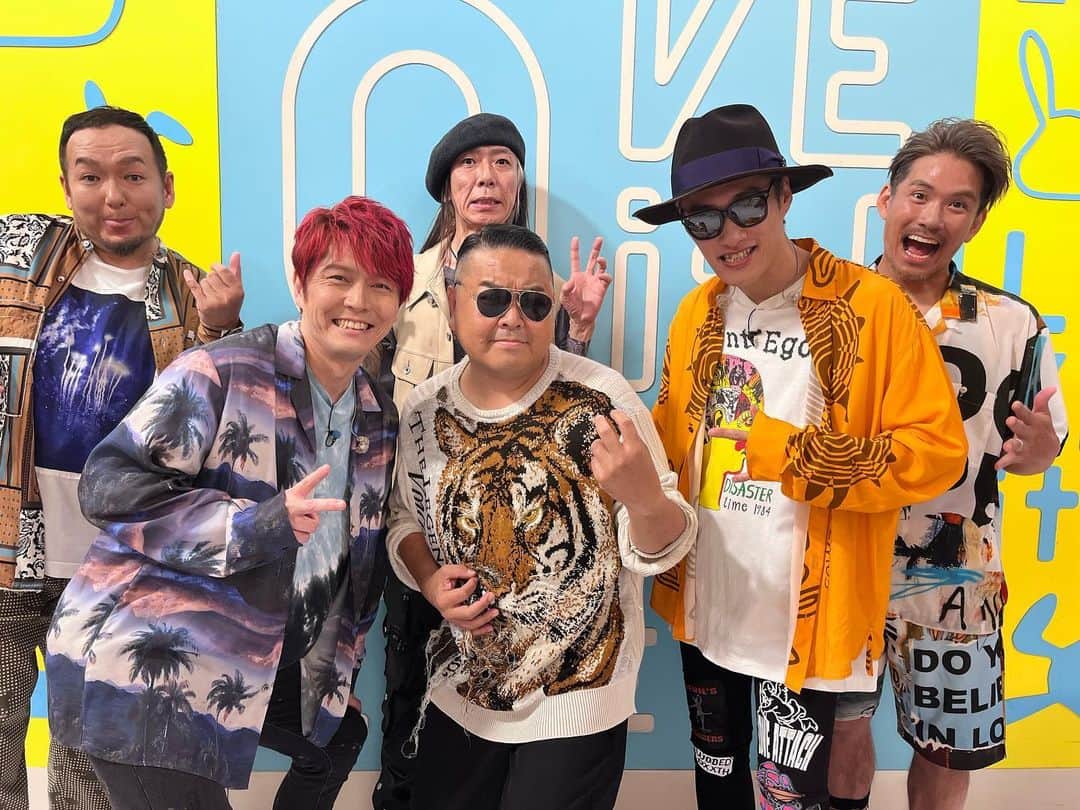 のインスタグラム：「㊗️初ラヴィットのスタジオ‼️ 出演者の皆さん、スタッフさん、そしてFLOWの皆さんありがとうございました！！ FLOWさんのGO!!!を生観戦してたら出ちゃいました🎸 朝から楽しすぎました‼️ 呼んでくれた太田ありがとう‼️  #ラヴィット　 #爪痕 #ありがとうございマッチでぇぇぇす #エアギター」
