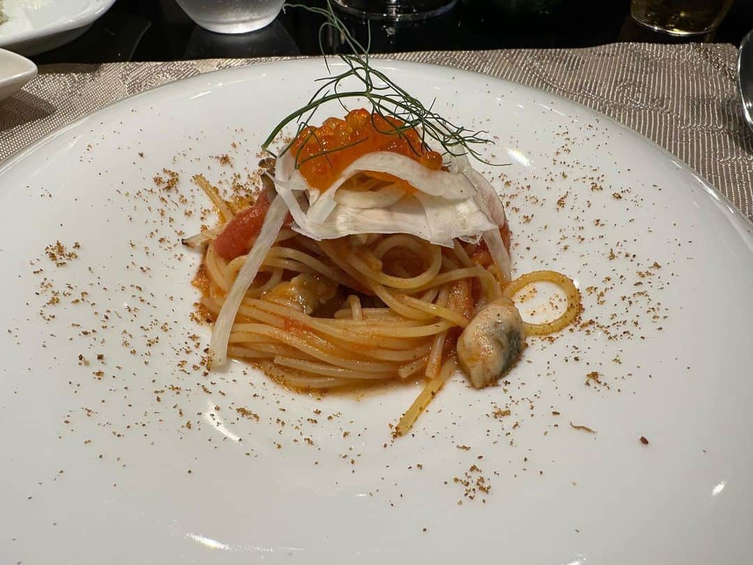 稲村亜美さんのインスタグラム写真 - (稲村亜美Instagram)「いつもは2月のキャンプシーズンに行く沖縄ですが、久しぶりに旅行という名で沖縄行ってきました〜！ アクティブすぎる3人で遊んで遊んで遊びまくった2泊3日でした🫶 カヌチャリゾートでアクティビティをして大満喫！！！ 身体中あざとすり傷だらけになりましたが楽しんだ証拠！笑 海に入れる時期も楽しいことを再確認しました💕 夜ご飯は EMPORIO ISHIZAKIに🥰 どのお料理もおいしくってずっと感動してました💓💓 ゆみこちゃんの優勝のお祝いもできてよかった〜！  #カヌチャリゾート  #EMPORIOISHIZAKI」6月30日 11時32分 - inamura_ami
