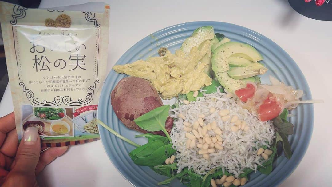 岡部友さんのインスタグラム写真 - (岡部友Instagram)「夜遅く帰った時のサラダ🥗 ジャコの重みで葉っぱが潰れてる💦  その上にはビーバン(@beevan0417 )のおいしい松の実のせてます！ くるみやアーモンドに飽きて最近はこの松の実使ってます🤩  新玉ねぎとトマトにハマって毎日作ってるー☺️  黄色のはカレー味のチキンです！レーズン、松の実、カレーパウダーとマヨで味付け  松の実色々使えるよ！いつものナッツ類に飽きたらおすすめでーす！  ビーバンオフィシャルショップで下記クーポン利用で1,000円オフにて購入可能⭐️  クーポンコード：　spice618 有効期間：2023年6月18日～7月17日まで  #pr #ビーバン #カラダをつくる出汁 #岡部友」6月30日 11時25分 - tomo_fitness