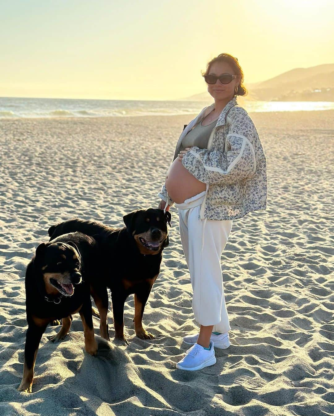 ティア・ブランコのインスタグラム：「Beach walkin with my big boys 💛 #37weeks」