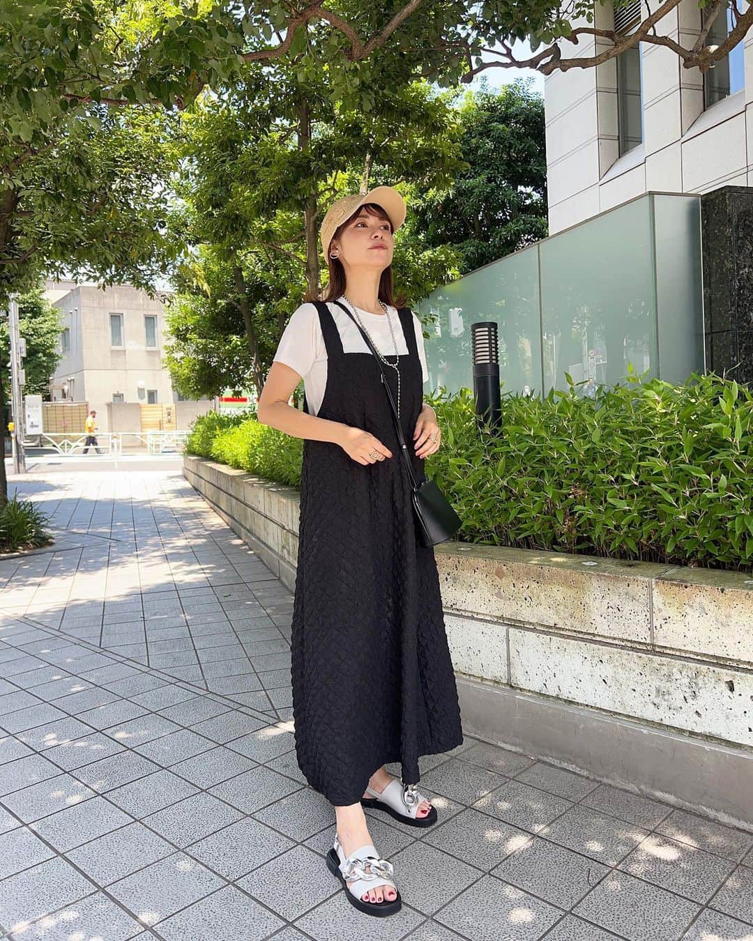 吉田奈央のインスタグラム：「モノトーンにキャップ🧢❤︎  めくってくと皆さんが求めてる顔でてきます🤣🤣  @vasic_japan のカバンが本当に使いやすくて…❤️  公園コーデとかにも良さそうー。 とにかくサイズ感がマッチングアプリ👍  #vasic#モノトーンコーデ#公園コーデ#30代ママコーデ」