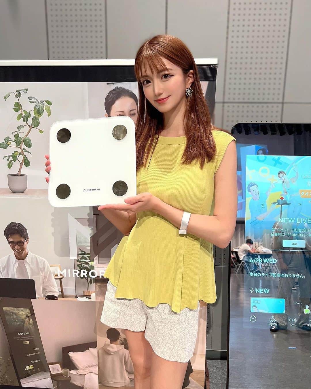 泉千尋さんのインスタグラム写真 - (泉千尋Instagram)「・  皆様は体組成計、使っていますか？☺️  私が手に取っているコチラ💁  ミラーフィットさんより、 健康を記録し アプリから運動を提案する体組成計が発売✨  @mirror_fit  測ってデータを管理するだけでなく、 その先の解決策まで提案してくれる 新感覚の体組成計です⭐️⭐️  必要なのは『乗るだけ』😌😌  計測、データ管理、分析、運動の提案まで叶っちゃう✨  素敵な機能がぎゅっと詰まった 体組成計さん✨ 魅力的です🙂🙂  @mirror_fit   ・ ・ ・ ・ ・  #mirrorfit#ミラーフィット#体組成計 #データ管理#分析#体重#運動#スポーツ#体脂肪#体脂肪率 #インフルエンサーエキスポ#美容#infulencer#diet#health#healthylifestyle #pr#筋肉量#健康美」6月30日 11時41分 - izumi.chihiro76