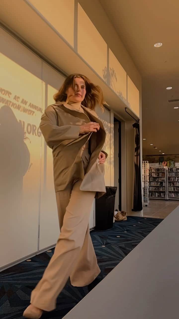レイク・ベルのインスタグラム：「Strolling into @womeninfilmla in @maxmara for 50th anniversary screening at @vidiots #normarae」