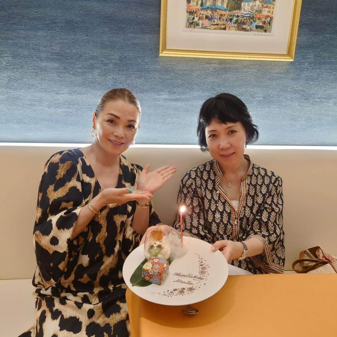 渡辺めぐみさんのインスタグラム写真 - (渡辺めぐみInstagram)「😋シェ・フルール東山😋  大好きな真理子さんの、お誕生日がやっと出来ました🥳🥳🥳  和風フレンチです。  お皿の上が、キャンパスのような美しい彩りソースで描かれ、お味も美味しく、素敵な時間を過ごすことが出来ました🙂⤴️  季節事に、旬の物を頂けるので、毎回楽しみです😋  ご馳走様でした‼️  #フレンチ #和風フレンチ #池尻大橋 #中目黒 #絵のようなお料理 #美味しい #お誕生日 #instagramjapan  @chai.fleurs__higashiyama」6月30日 11時35分 - meguheart