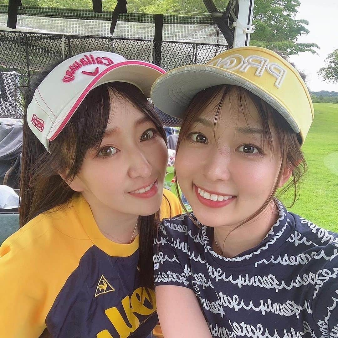 中冨杏子のインスタグラム：「.*･ﾟ　.ﾟ･*.⛳️  ’ 今月はミコたん @mikoru.35 と 2週連続ラウンドしました😉✨️  大自然の中で動けるスポーツ 大好き♡  ドライバーが全くあたらないので この日からティーショットは ウッド5番で😇!  ドライバーより飛ぶし、安定しました😇  スコアは115でしたが、 まぁまぁ(((ノ´ー｀)ノ  沢山笑って走って歩いて 楽しいゴルフでした(*^^*)  次は いつ行けるかな😃  #ゴルフ #golf #ゴルフ女子 #ドライバー #ウッド #クラブ #mizuno #ゴルフウェア #ごるふ女子 #ごるふすいんぐ #ゴルフ好き女子 #スポーツ #japan #Callaway #lecoq #kissonthegreen  #ミニスカ  #プレイファースト」