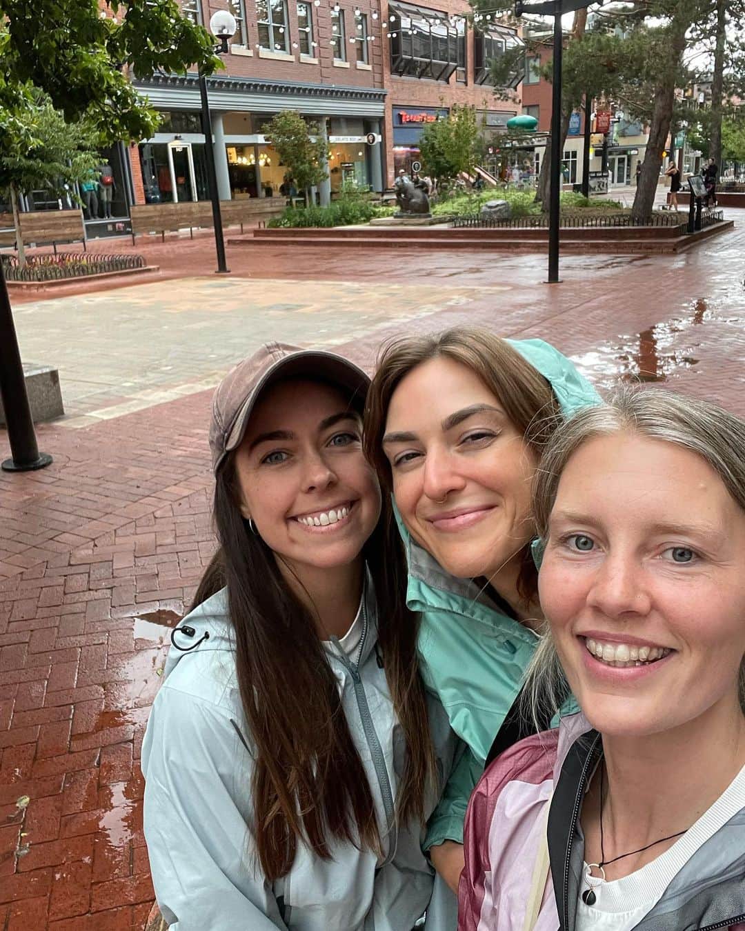 チェルシー・ルーズさんのインスタグラム写真 - (チェルシー・ルーズInstagram)「Essence of (my) life   -friends, community and connection  -flowers and nature  -laughter -my sweet, sweet pups   🌸❤️☀️✌️」6月30日 11時37分 - chelseanicholerude