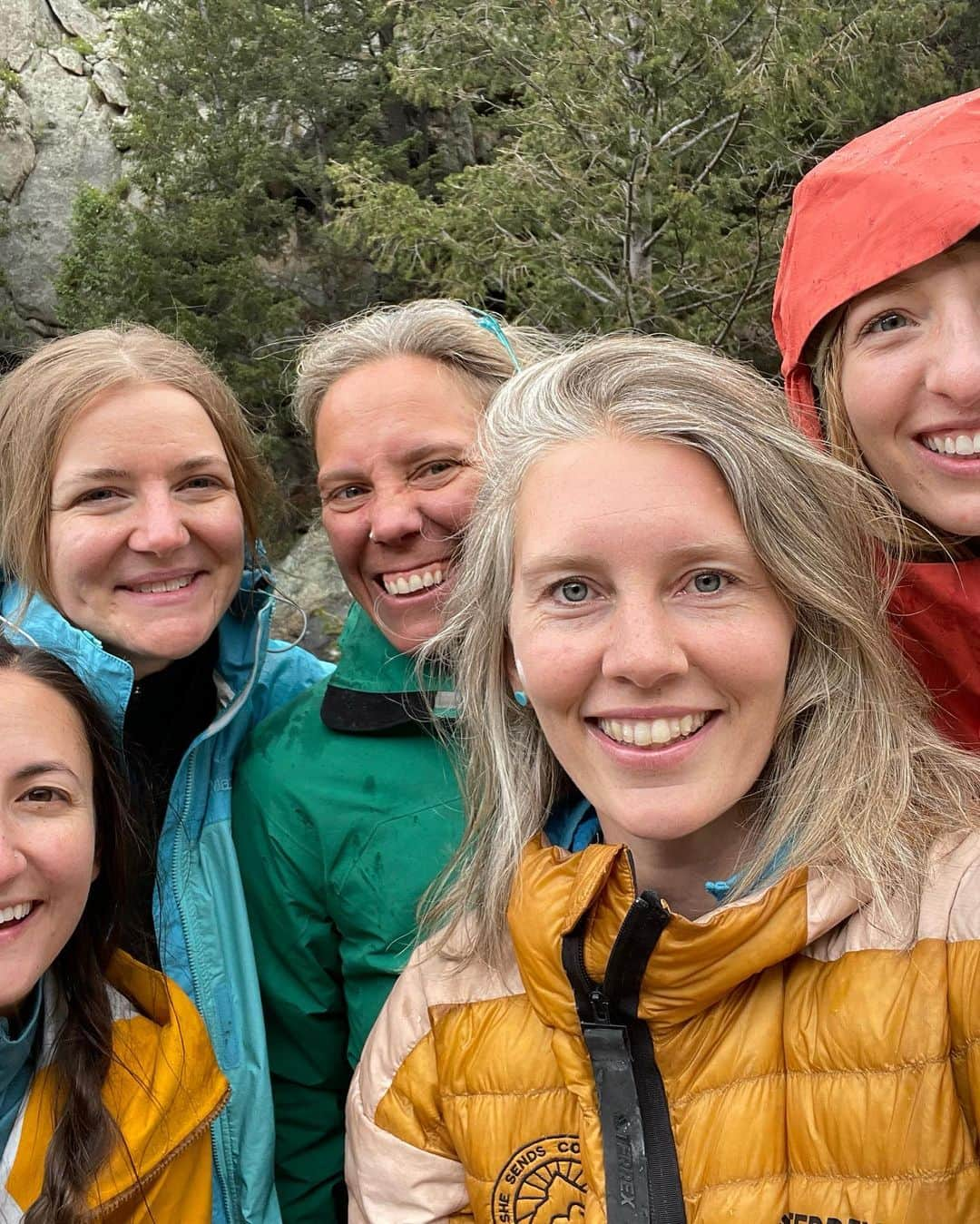 チェルシー・ルーズさんのインスタグラム写真 - (チェルシー・ルーズInstagram)「Essence of (my) life   -friends, community and connection  -flowers and nature  -laughter -my sweet, sweet pups   🌸❤️☀️✌️」6月30日 11時37分 - chelseanicholerude