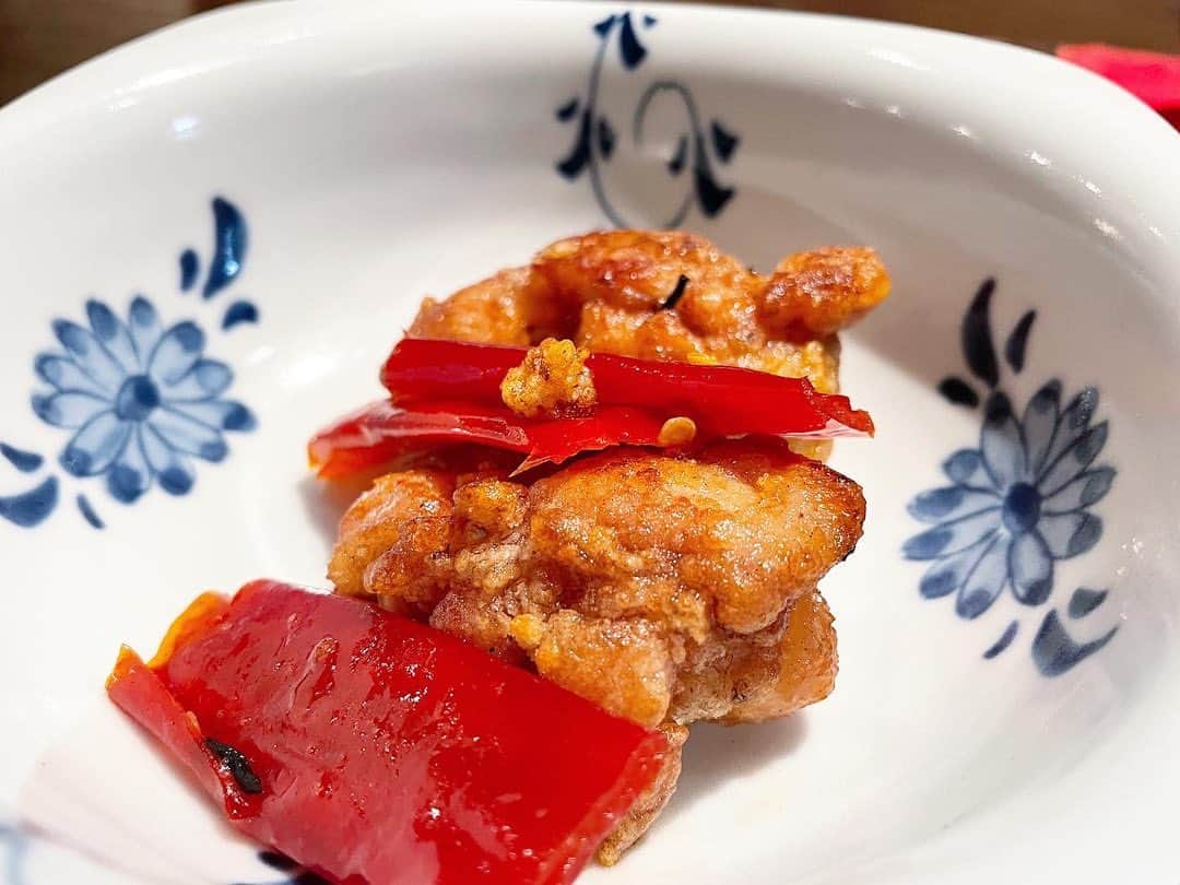 乾雅人のインスタグラム：「老饕檯(ロウホウトイ)＠白金 おじさん3人の定例会。 前出のMelogranoへ行く前がココ。 一枚目のピリ辛の唐揚げ的なヤツは無限に食べられる。 9皿の料理を平らげ 更に締めの麺2種(ひとつは追加)はいつもどんどん追加する我々の腹を察して森田シェフが多めにしてくれたのにも関わらず…美味いモノを食べるとどんどん腹が減る法則が発動した。 それにしても、もう行きたくなってるのだが 笑」