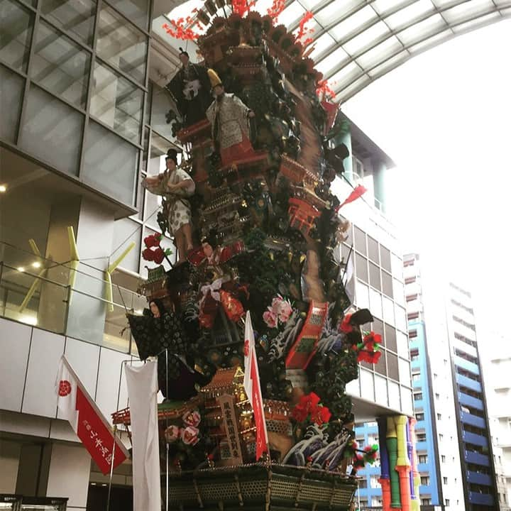 ホテルオークラ福岡のインスタグラム：「雨の中、明日から始まる「博多祇園山笠」の準備が着々と進められている博多の街。  博多リバレインのフェスタスクエアに飾り山笠を観ることが出来ます。  ホテルオークラ福岡の1階、ペストリーブティックでは、山笠にちなんで石村萬盛堂さんの「祇園饅頭」と「祝うてサンド」を販売いたします。  石村萬盛堂さんの祇園饅頭は、櫛田神社、祇園宮の御神紋を付している縁起菓子です。  山笠見学の際にぜひお立ち寄りください。  #hotelokurafukuoka #hotelokura  #ホテルオークラ福岡 #ホテルオークラ  #ペストリーブティック #ペストリー  #博多祇園山笠  #博多  #山笠  #石村萬盛堂  #祇園饅頭  #祝うてサンド  #飾り山笠  #博多リバレイン」