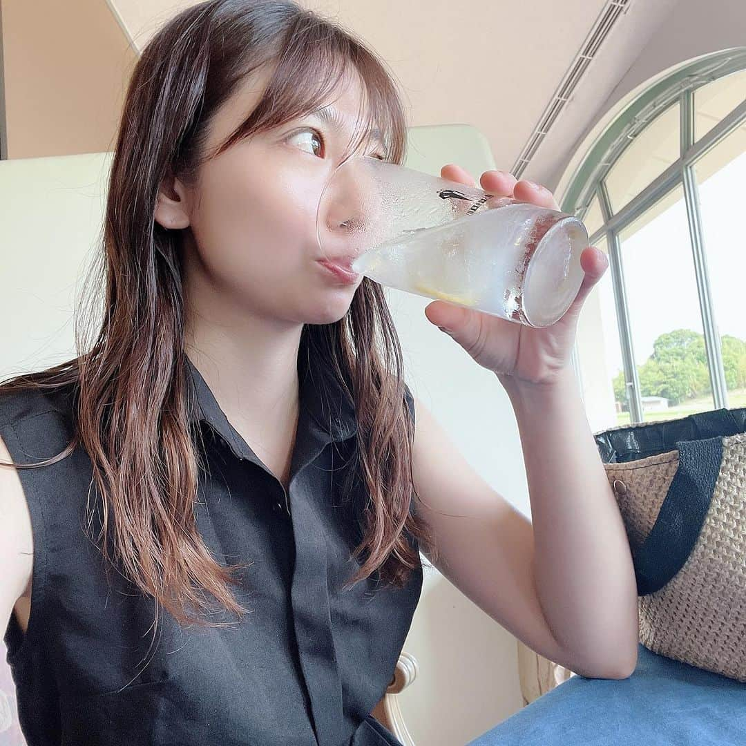 原アンナのインスタグラム：「景色のいい飲み会楽しかったー☺️✨✨  ゴルフレッスン通い始めてから(まだ2回)、初ラウンドのスコアは145でしたっ☹️  もっとレッスンがんばろ💪✨✨  それにしても、ゴルフ場で飲むお酒って最高🙌💕」