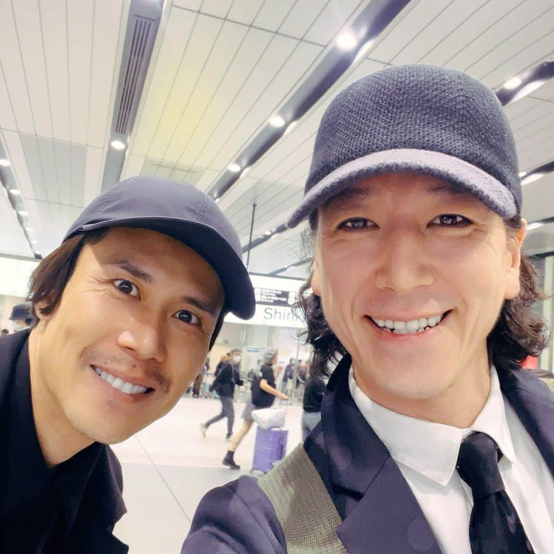 和泉元彌さんのインスタグラム写真 - (和泉元彌Instagram)「大河ドラマで北条時宗公の一生を演じた時、 「死ぬ」とはどういうことだと思いますか？ というインタビューを受けて、  信じ、託す事  と答えたことを覚えています。 21歳で師である父を送っていた僕は  大河ドラマ撮影時の25歳にそう答えました。  この世をさる時、 あとに残る人を信じるからこそ死んでいける。 託す相手がいるからこそ死んでいける。 受け継ぐ側であった僕は、 そうであって欲しい、 信じてもらえる人間、 託してもらえる人間でありたいと。  死ぬというのは、 信じ、託す作業だと答えました。  が、親となって その枷を負わせることをしたいかと言えば、 不憫にも思えます。  僕は、 自分で選んで背負ったのだと 親に、先祖に言いたい。 背負わされたのではないよ。と。  我が息子も…そうであってほしい。 と、願う。 好むと好まざるとに関わらず 後継は歴史を、伝統を 負っていくものなのだから。  親思う　心に勝る親心 今日のおとずれ　何と聞くらむ  とは、吉田松陰先生の辞世の句です。  子は親を思い、 親は子を思う。  さて、 今とは価値観も死生観も違ったであろう 戦国時代。  時代は違っても、 家を思い、親を思い、 両親亡き後も懸命にその時代を生き抜いた 浅井三姉妹…。  夫を持ち、子を授かり 新たな家で 未来に血を、命を繋いでいった…。 激しく変わる状況、立場、役目 女性にとっても戦国時代を生きることは まさに戦うことだったのではないかと… 娘を持つ親として 深く思うことがあります。  その心は、 今を生きる女性に通じ その生き様は、 未来を生きる勇気、智慧をくれるはず  歴史に名を残した三姉妹に 母は？父は？何を残したのか？ 何を残せたのか？  幼い茶々の目に映った長政が その一生にどんな影響を 与えたのか？与えなかったのか⁇  親となった茶々は、 我が子にどのような思いを抱いたのか？ そして最期に何を思ったのか…。  野口マジックと私は呼ぶ 歴史から人間ドラマを紡ぎ出す 野口大輔さんの台本。 舞台だからこその、成仏をさせて欲しいなぁ。  時代は変わっても、 親を思う心、子を思う心 人を思う愛情は変わらないと信じ その糸口を探し、 現代との、 客席との、 皆様との架け橋になれるよう #浅井長政 公を演じたいと思います。  Alexandrite Stage produce 時代劇『PRINCESS TOYOTOMI』 https://princess-toyotomi.themedia.jp  演出:#野口大輔   《第一弾発表》 5/1(月) #彩凪翔 /#和泉元彌   《第二弾発表》 5/10(水) #美翔かずき /#平塚千瑛 /#高田舟 #留依まきせ /#大原万由子   《第三弾発表》 6/15(木) #西条美咲 /#海老澤健次 /#岩永ゆい /#潮見勇輝   《第四弾発表》 6/20(火) #大塚杏奈 /#倉田瑠夏 /#あも  #ゆめ真音 /#片岡芽衣   《第五弾発表》 6/25(日) #山崎麗央奈  #綾月せり　 #和興  #戸田牧  #雪村花鈴   #西岡德馬 (声の出演)  【全情報解禁・チケット販売開始】 7/1(日)17:00  東京公演 8/10(木)〜8/13(日) CBGKシブゲキ!!  大阪公演 8/18(金)〜8/20(日) 近鉄アート館  #アレステ #プリステ2023」6月30日 11時44分 - izumimotoya