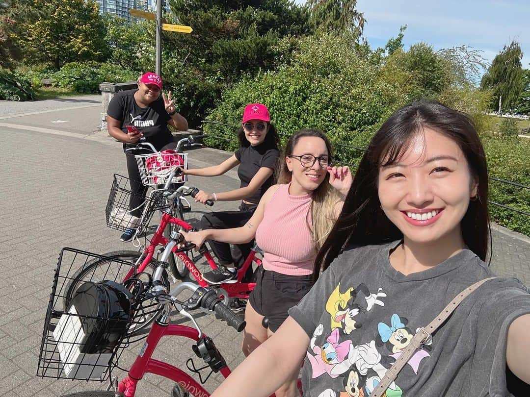 関根ささらさんのインスタグラム写真 - (関根ささらInstagram)「#Stanleypark in #vancouver 🌳🚲 #スタンリーパーク で #サイクリング しました🚲☀️  #バンクーバー は都市部なのに古い建物もあってちょっと歩くと大きな公園、山、湖、川、港、ビーチ、、、！  ほんっとに大好きな場所になった🇨🇦🌈  ちなみに、 #バンクーバー港 から出航する #ディズニークルーズ に遭遇できました☺️☺️🩷初めて近くで見て感動した🥹🥹⭐️🚢いつか絶対乗りたい、、、バンクーバー出航のコースにしてその前にバンクーバー満喫するんや、、、！！！(その時になったらカナダ国内の別の場所にも行きたくなってそうだけど🇨🇦) . . . . スタンリーパークはめちゃくちゃ広いのでサイクリングする方が多くて、公園の入り口に #レンタサイクル 屋さんがあります🚲  バンクーバーに旅行される方、自然が好きな方はぜひ参考にしてみてね🔍 . . . . #vancouvertravel #vancouvertrip #cycling #cyclinglife #バンクーバー留学 #バンクーバー生活 #バンクーバー観光 #バンクーバー旅行 #語学留学 #留学生 #留学生活 #ecvancouver」6月30日 11時47分 - sasarasekine