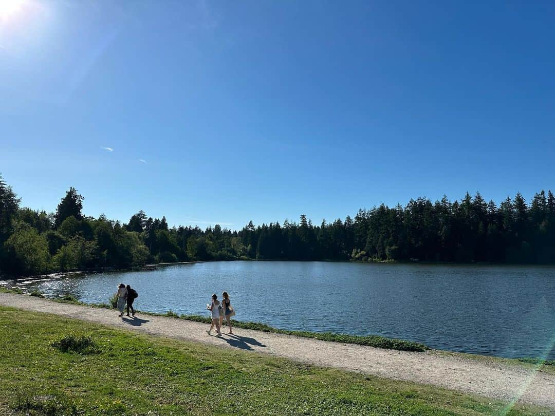 関根ささらさんのインスタグラム写真 - (関根ささらInstagram)「#Stanleypark in #vancouver 🌳🚲 #スタンリーパーク で #サイクリング しました🚲☀️  #バンクーバー は都市部なのに古い建物もあってちょっと歩くと大きな公園、山、湖、川、港、ビーチ、、、！  ほんっとに大好きな場所になった🇨🇦🌈  ちなみに、 #バンクーバー港 から出航する #ディズニークルーズ に遭遇できました☺️☺️🩷初めて近くで見て感動した🥹🥹⭐️🚢いつか絶対乗りたい、、、バンクーバー出航のコースにしてその前にバンクーバー満喫するんや、、、！！！(その時になったらカナダ国内の別の場所にも行きたくなってそうだけど🇨🇦) . . . . スタンリーパークはめちゃくちゃ広いのでサイクリングする方が多くて、公園の入り口に #レンタサイクル 屋さんがあります🚲  バンクーバーに旅行される方、自然が好きな方はぜひ参考にしてみてね🔍 . . . . #vancouvertravel #vancouvertrip #cycling #cyclinglife #バンクーバー留学 #バンクーバー生活 #バンクーバー観光 #バンクーバー旅行 #語学留学 #留学生 #留学生活 #ecvancouver」6月30日 11時47分 - sasarasekine