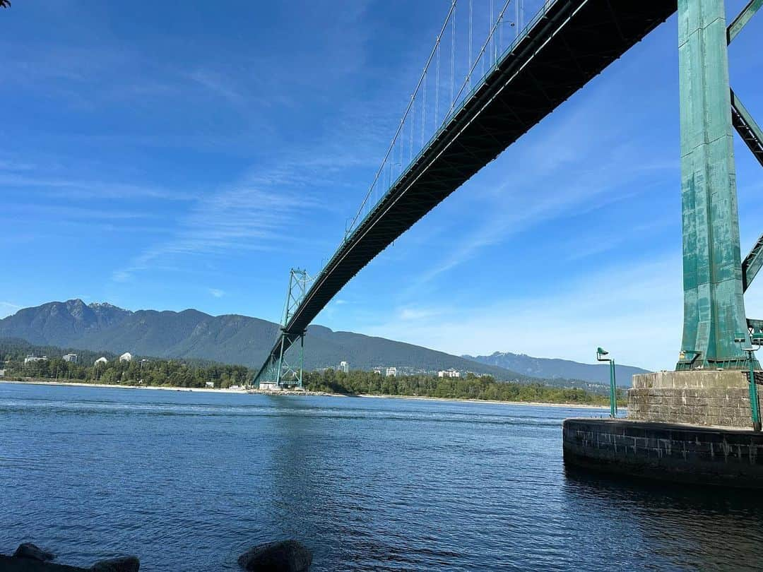 関根ささらさんのインスタグラム写真 - (関根ささらInstagram)「#Stanleypark in #vancouver 🌳🚲 #スタンリーパーク で #サイクリング しました🚲☀️  #バンクーバー は都市部なのに古い建物もあってちょっと歩くと大きな公園、山、湖、川、港、ビーチ、、、！  ほんっとに大好きな場所になった🇨🇦🌈  ちなみに、 #バンクーバー港 から出航する #ディズニークルーズ に遭遇できました☺️☺️🩷初めて近くで見て感動した🥹🥹⭐️🚢いつか絶対乗りたい、、、バンクーバー出航のコースにしてその前にバンクーバー満喫するんや、、、！！！(その時になったらカナダ国内の別の場所にも行きたくなってそうだけど🇨🇦) . . . . スタンリーパークはめちゃくちゃ広いのでサイクリングする方が多くて、公園の入り口に #レンタサイクル 屋さんがあります🚲  バンクーバーに旅行される方、自然が好きな方はぜひ参考にしてみてね🔍 . . . . #vancouvertravel #vancouvertrip #cycling #cyclinglife #バンクーバー留学 #バンクーバー生活 #バンクーバー観光 #バンクーバー旅行 #語学留学 #留学生 #留学生活 #ecvancouver」6月30日 11時47分 - sasarasekine