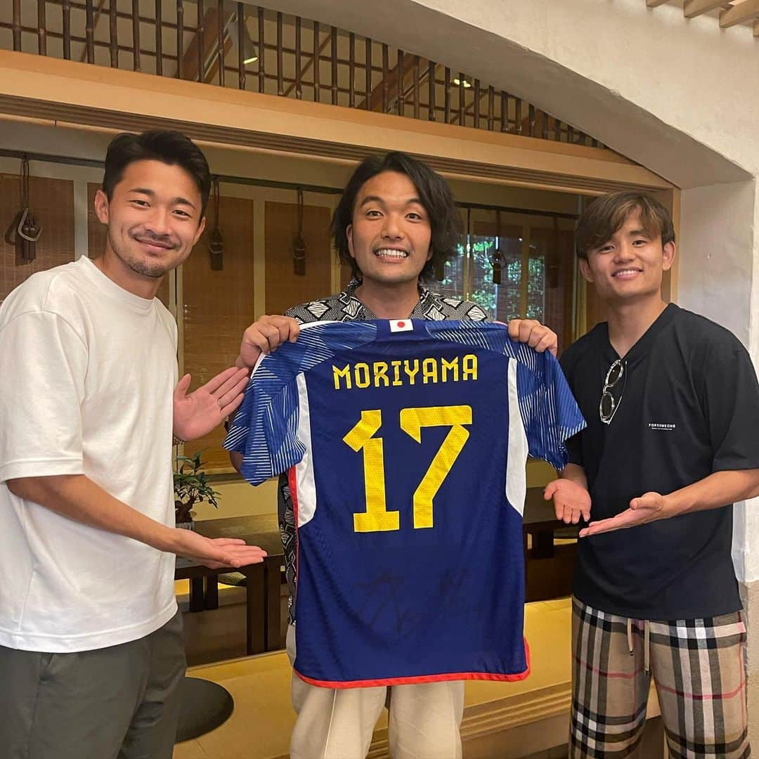 盛山晋太郎さんのインスタグラム写真 - (盛山晋太郎Instagram)「えらいこっちゃ！ 日本の国宝こと、久保選手と菅原選手に代表ユニにサイン書いてもらった！  スター選手って、お人柄も素晴らしくて盛山お手上げです！  #MORIYAMAの背ネーム見せるの恥ずかしかったな  #インスタでたまにあげてるキック動画で自分のことをミラクルレフティと自称してるなんて口が裂けても言えない  #久保建英 選手 #菅原由勢 選手」6月30日 11時47分 - morishimc