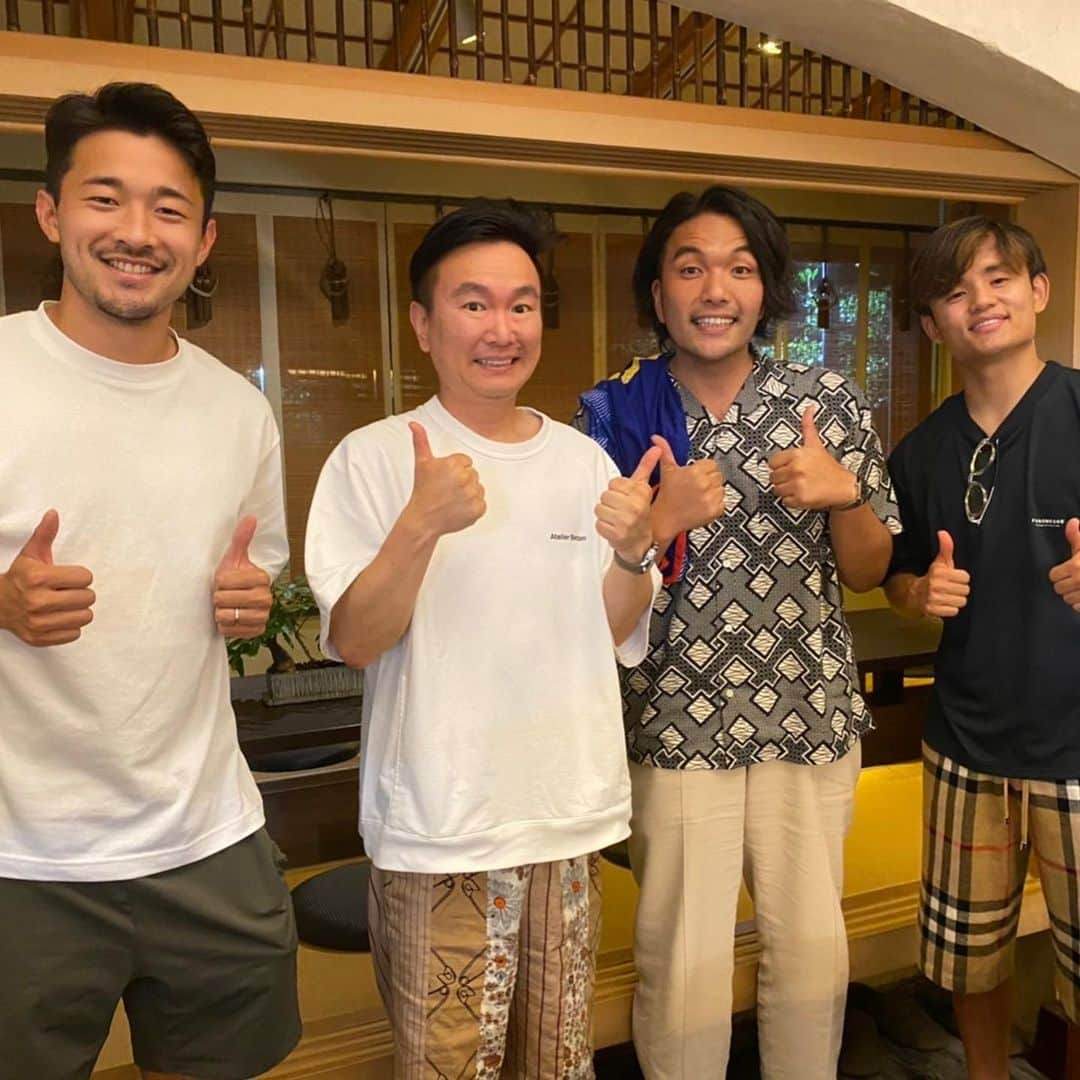 盛山晋太郎さんのインスタグラム写真 - (盛山晋太郎Instagram)「えらいこっちゃ！ 日本の国宝こと、久保選手と菅原選手に代表ユニにサイン書いてもらった！  スター選手って、お人柄も素晴らしくて盛山お手上げです！  #MORIYAMAの背ネーム見せるの恥ずかしかったな  #インスタでたまにあげてるキック動画で自分のことをミラクルレフティと自称してるなんて口が裂けても言えない  #久保建英 選手 #菅原由勢 選手」6月30日 11時47分 - morishimc